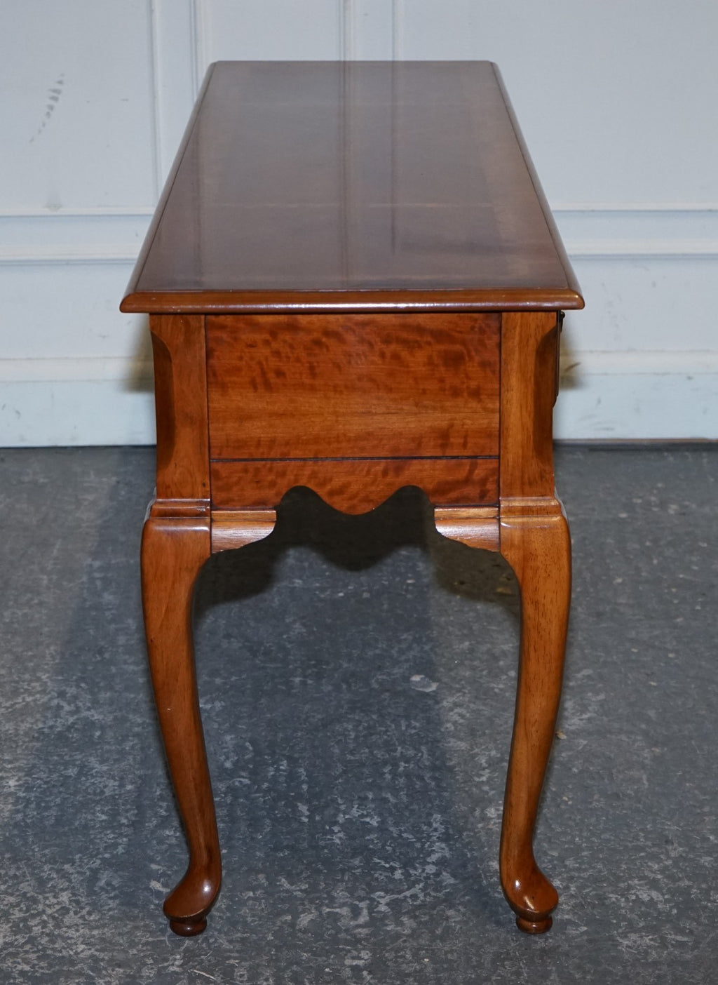 GEORGIAN STYLE WALNUT SIDE CONSOLE TABLE ON CABRIOLE LEGS CIRCA 1980'S