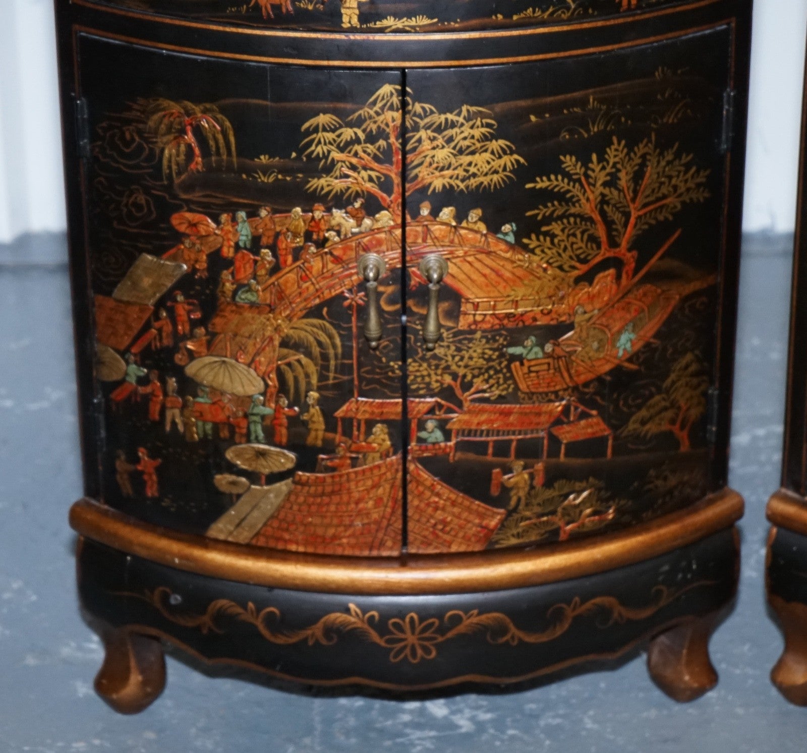 MATCHING PAIR OF CHINESE CHINOISERIE DECORATIVE CORNER CABINETS WITH CUPBOARD