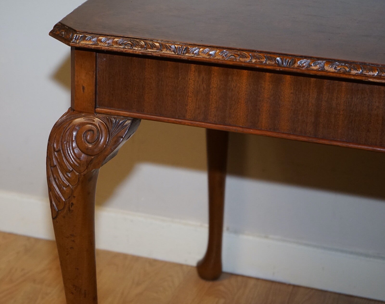 A VERY BEAUTIFUL CIRCA 1930's BURR WALNUT QUEEN ANNE CARVED LEGS DINING TABLE