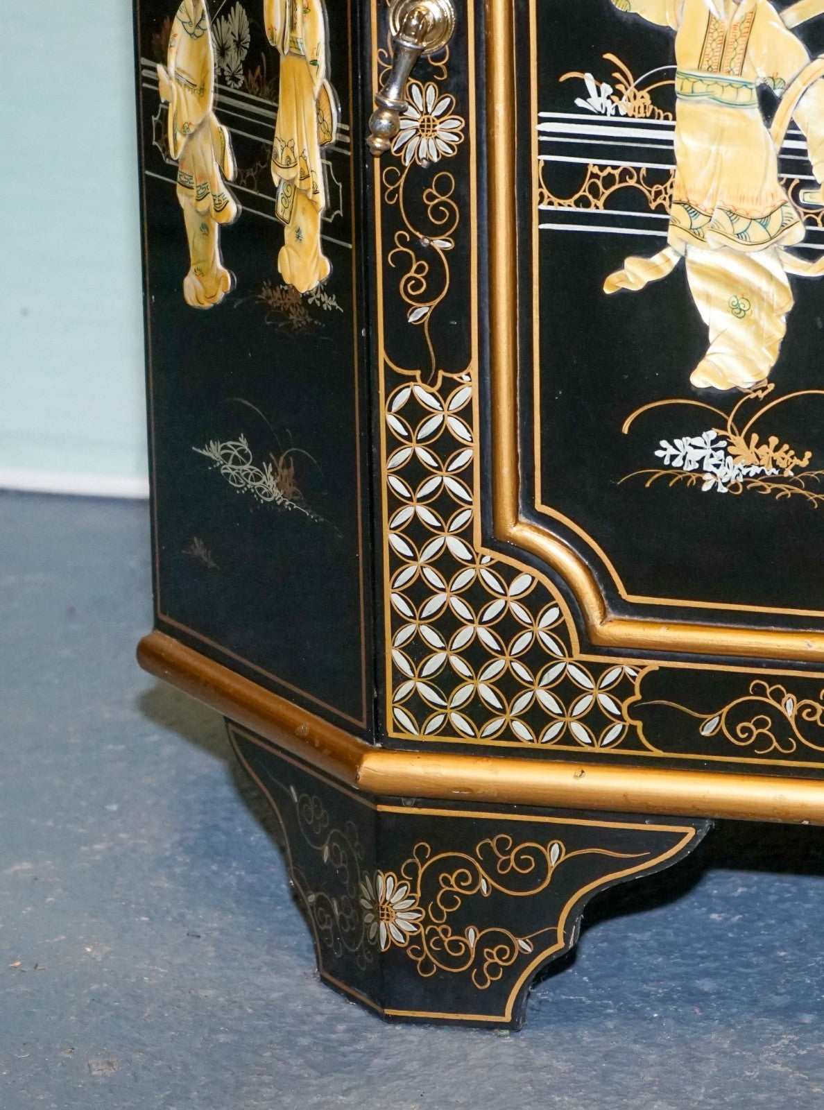 ELEGANT VINTAGE BLACK LACQUERED CORNER CABINET MOTHER PEARL & GILT INLAY