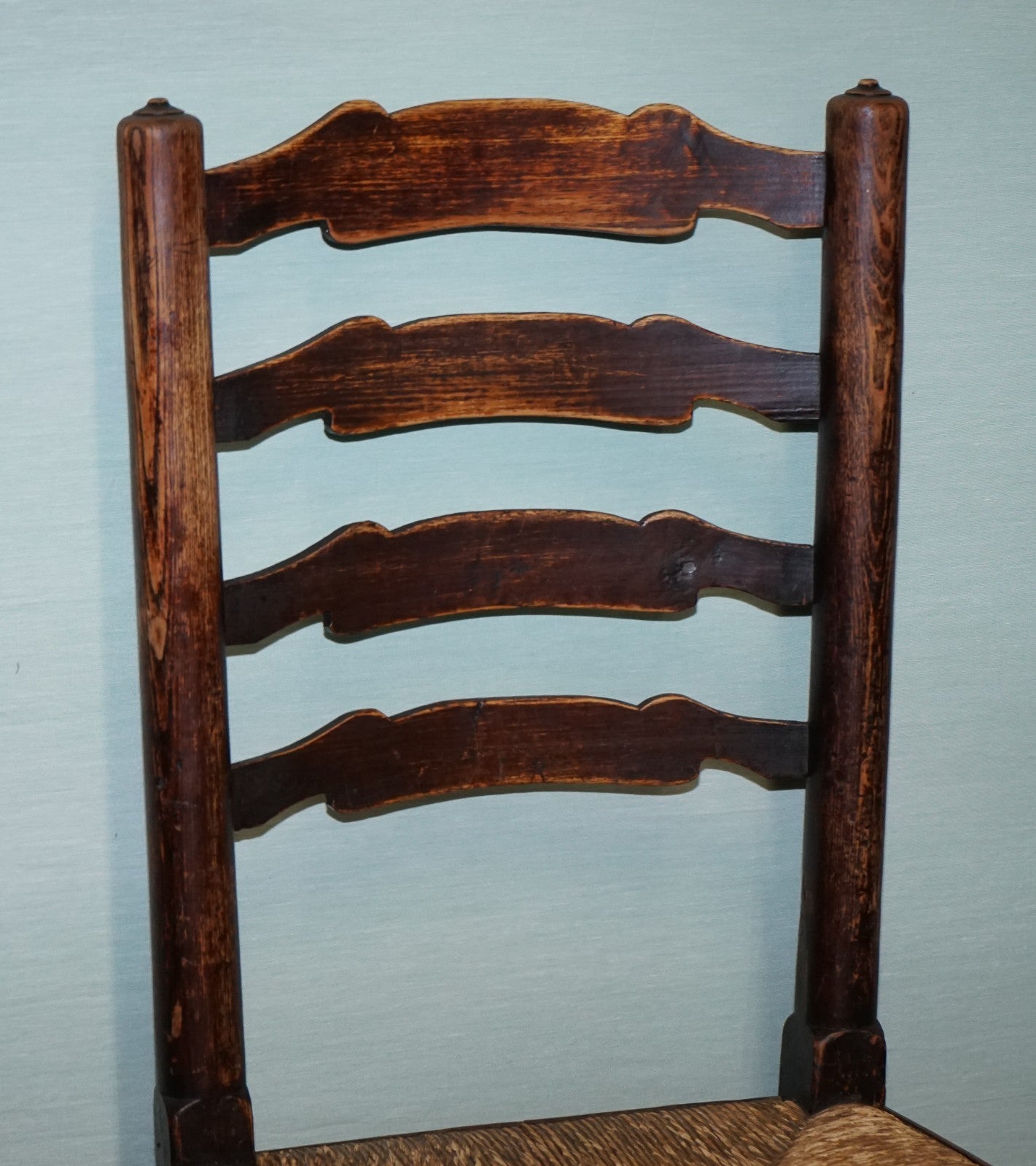 SET OF FOUR SOLID OAK COUNTRY HOUSE STRAW SEAT LADDER BACK DINING CHAIRS