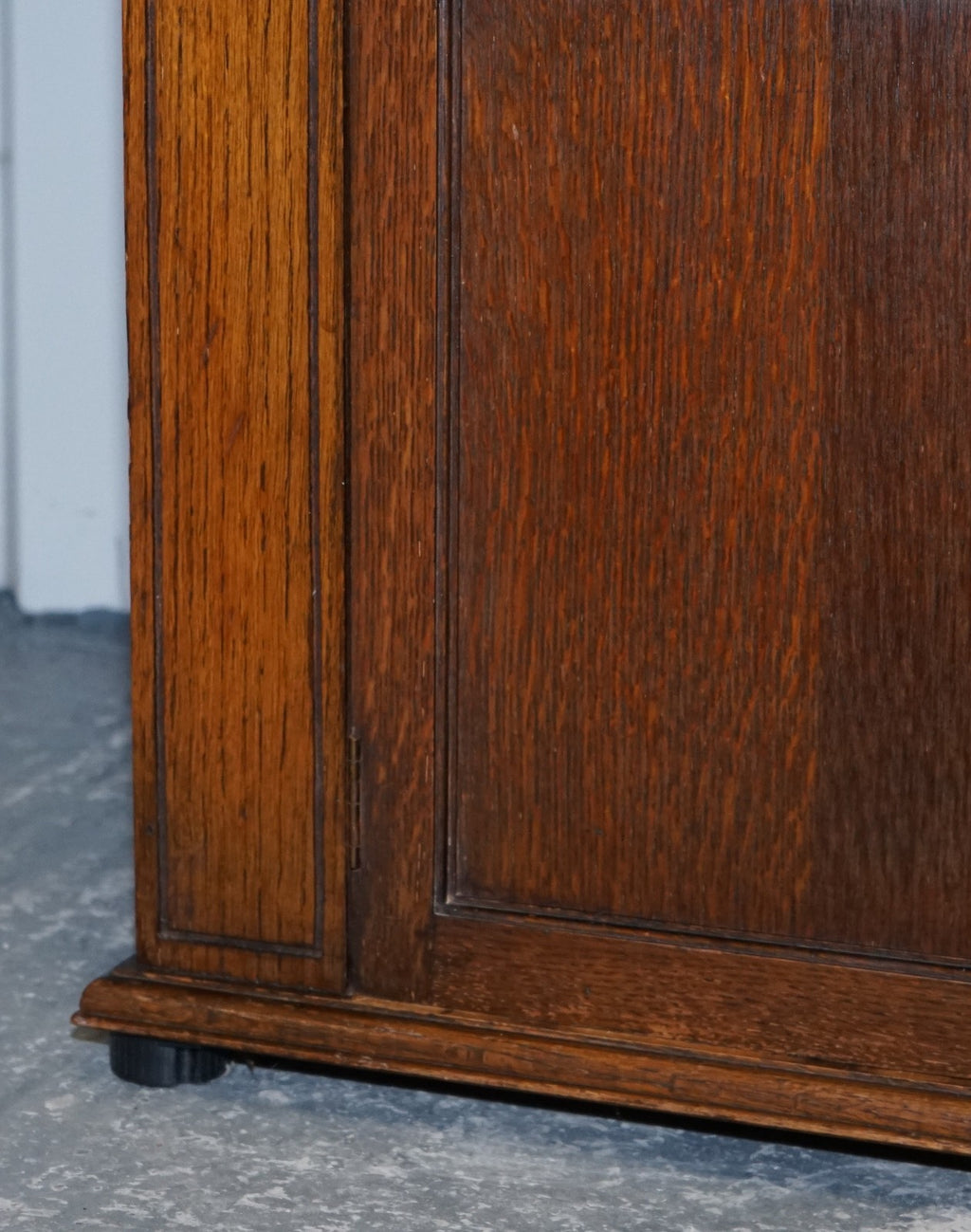 ANTIQUE CIRCA 1920'S ENGLISH OAK ART DECO CARVED BOOKCASE CABINET