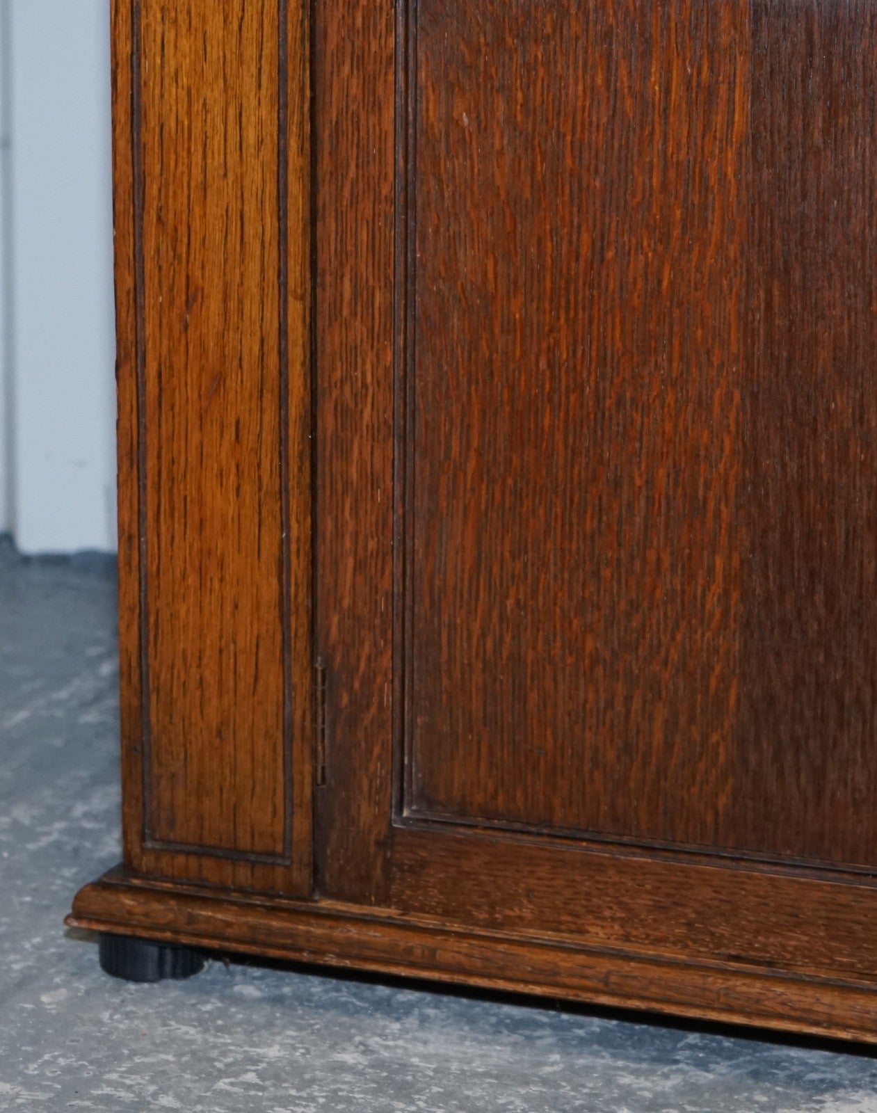 ANTIQUE CIRCA 1920'S ENGLISH OAK ART DECO CARVED BOOKCASE CABINET