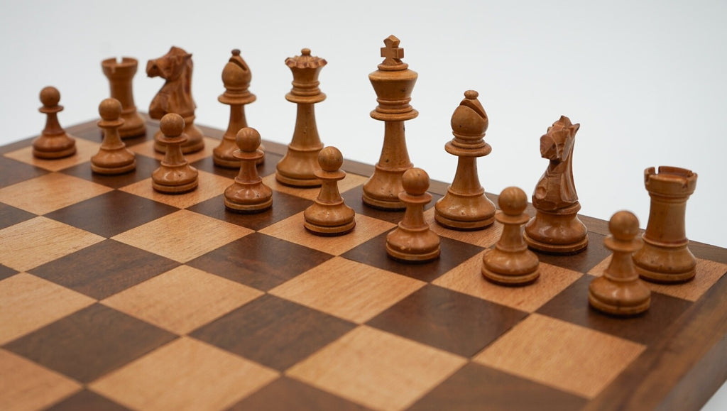 ANTIQUE ENGLISH QUALITY STAUNTON WEIGHTED CHESS SET WITH BOX AND BOARD