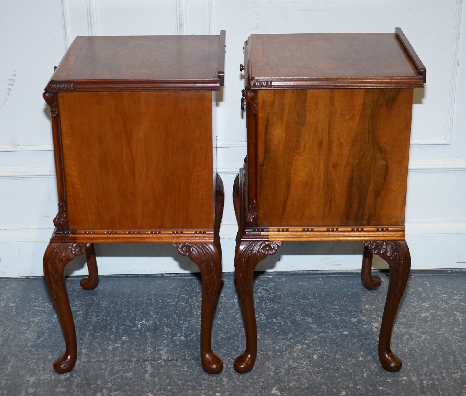 ANTIQUE RESTORED PAIR OF 1920S ART DECO QUEEN ANNE BEDSIDE TABLES NIGHTSTANDS