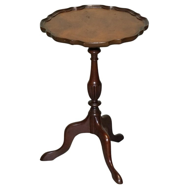 ANTIQUE HARDWOOD SCALLOPED EDGE TOP SIDE TABLE ON TRIPOD FEET c. 1930