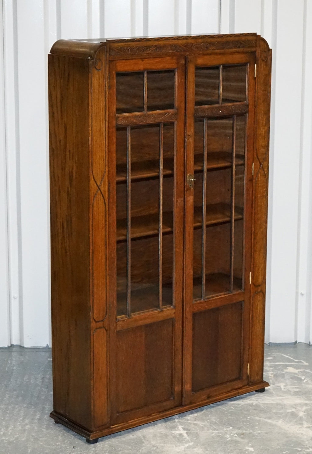 ANTIQUE CIRCA 1920'S ENGLISH OAK ART DECO CARVED BOOKCASE CABINET