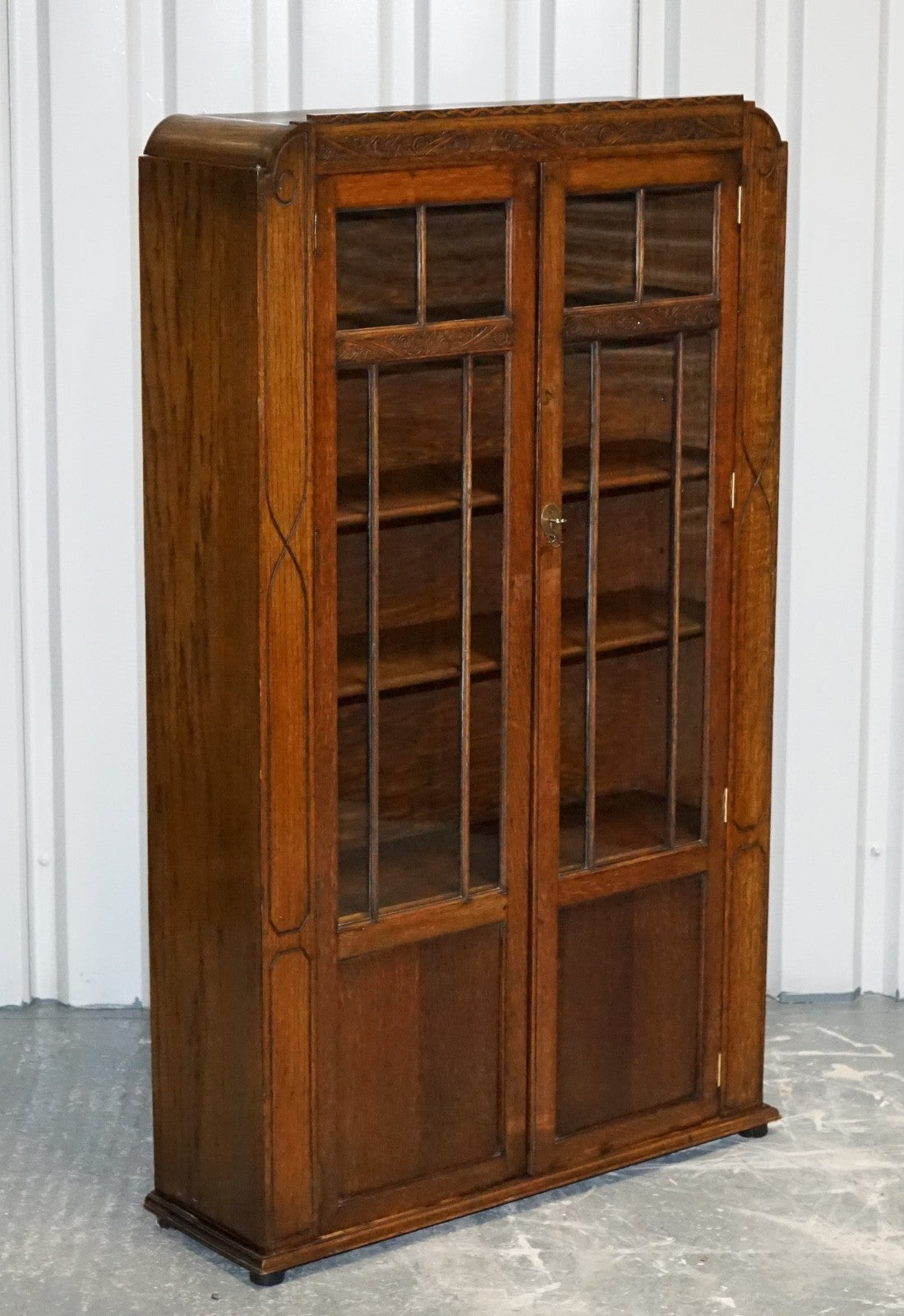 ANTIQUE CIRCA 1920'S ENGLISH OAK ART DECO CARVED BOOKCASE CABINET