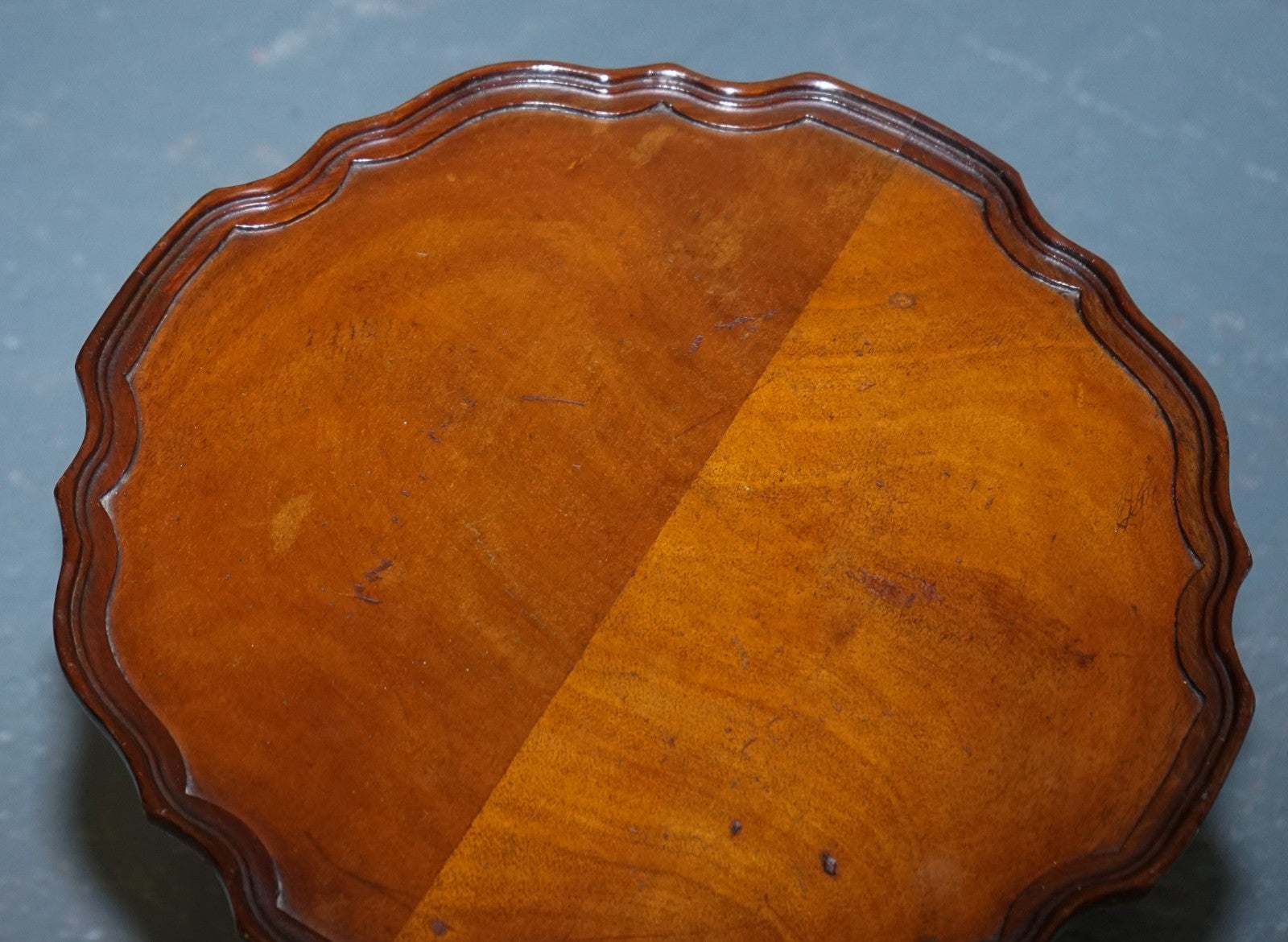 ANTIQUE HARDWOOD SCALLOPED EDGE TOP SIDE TABLE ON TRIPOD FEET c. 1930