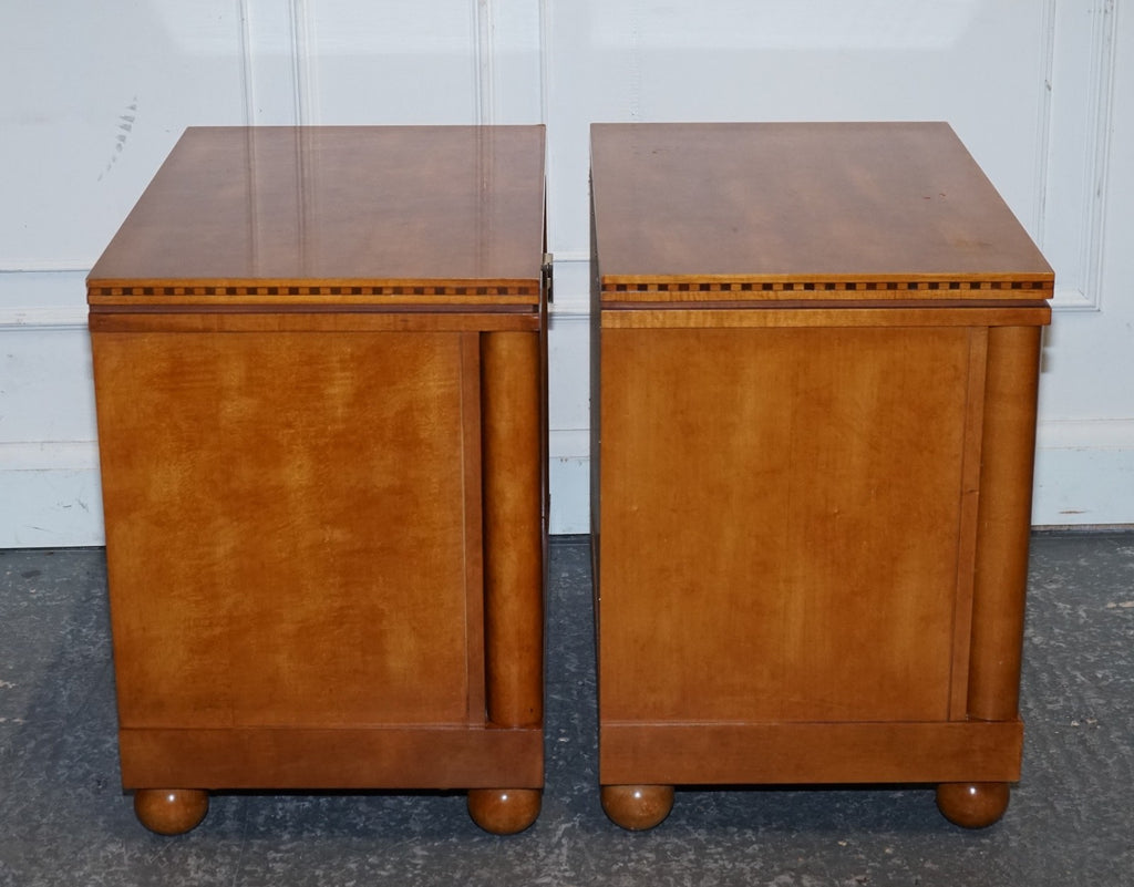 PAIR OF AMERICAN HICKORY WHITE GENESIS BIEDERMEIER NIGHTSTANDS BEDSIDE TABLES
