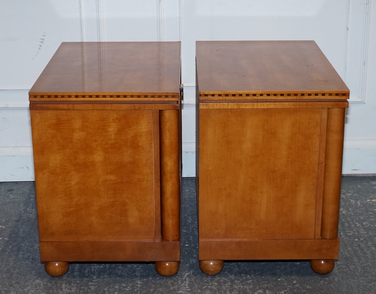 PAIR OF AMERICAN HICKORY WHITE GENESIS BIEDERMEIER NIGHTSTANDS BEDSIDE TABLES