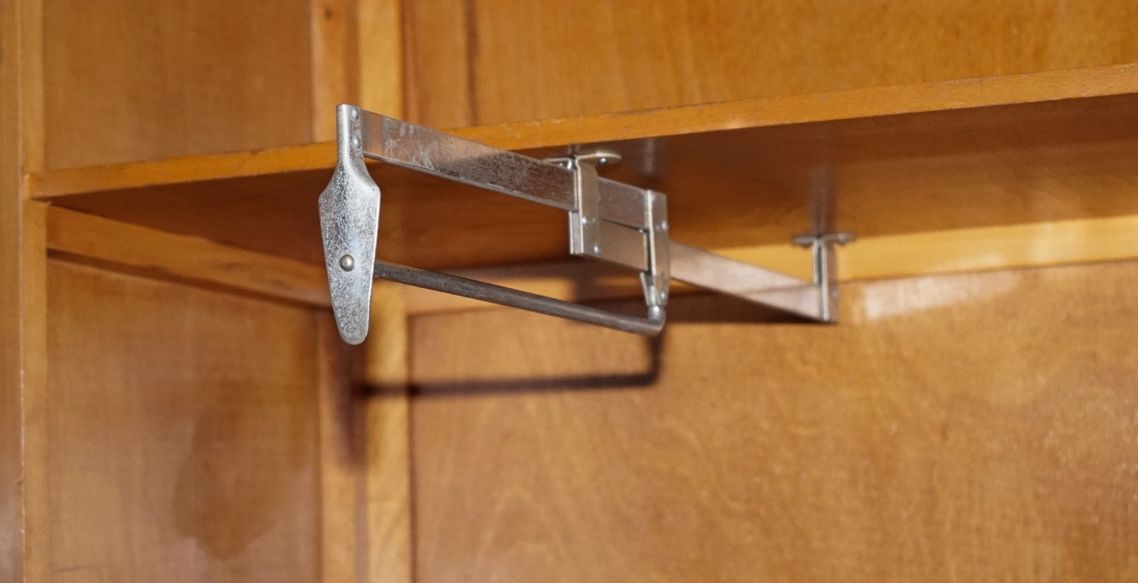 ANTIQUE CIRCA 1930'S ENGLISH BURR WALNUT ART DECO TWO DOOR WARDROBE WITH SHELVES