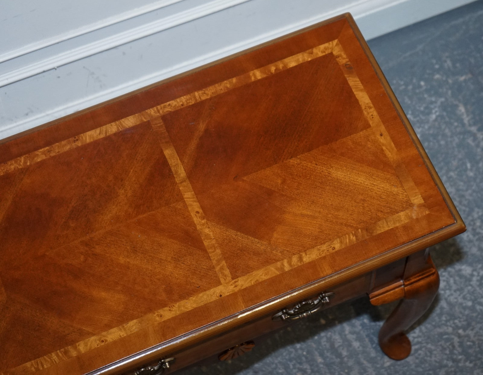 GEORGIAN STYLE WALNUT SIDE CONSOLE TABLE ON CABRIOLE LEGS CIRCA 1980'S