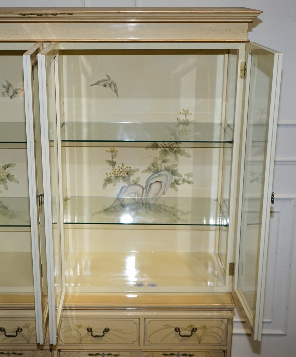 VINTAGE ORIENTAL ASIAN CHINOISERIE CREAM LACQUER HAND PAINTED DISPLAY CABINET