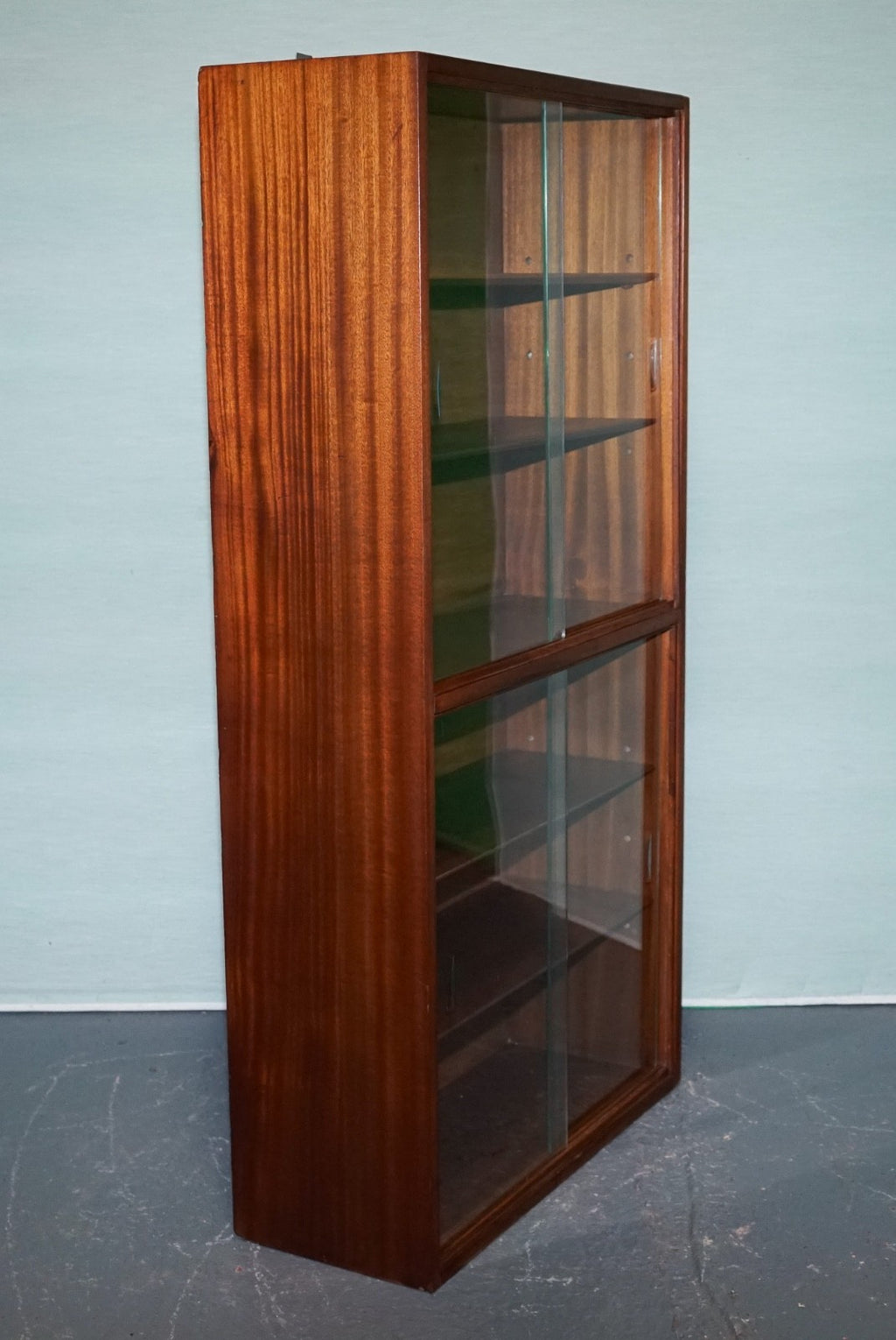 MID CENTURY BOOKCASE DISPLAY CABINET WITH GLASS SLiDING DOORS