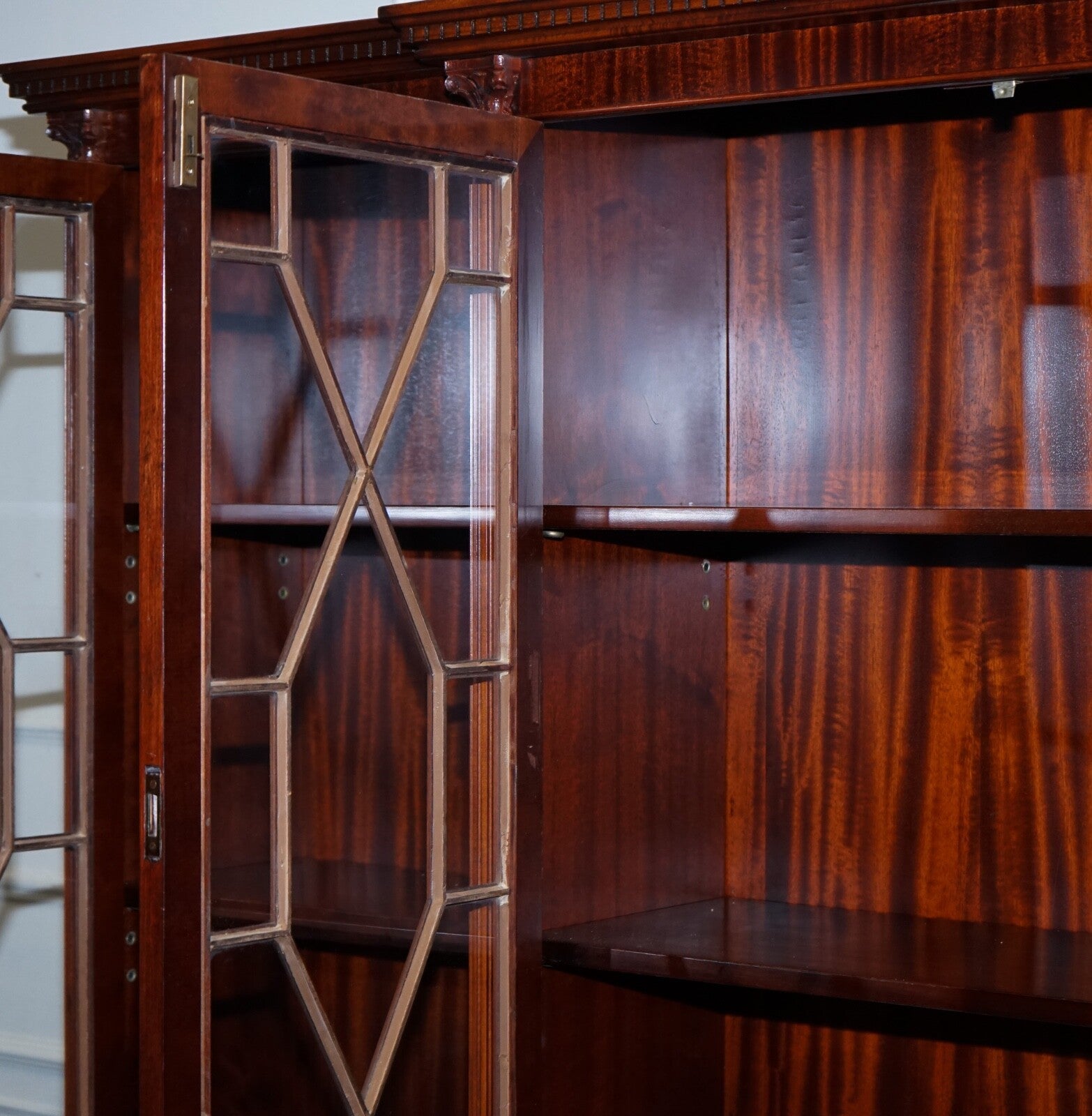 VINTAGE GEORGIAN STYLE FLAMED HARDWOOD BREAKFRONT DISPLAY CABiNET BOOKCASE