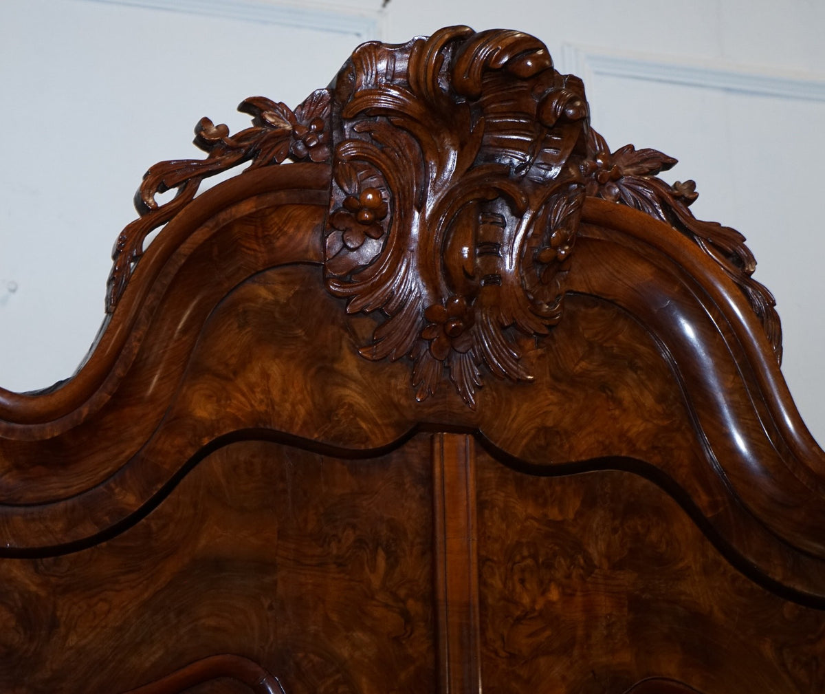 ANTIQUE CIRCA 1750 DUTCH LOUIS XV STYLE BURR WALNUT BOMBAY LINEN PRESS CABINET