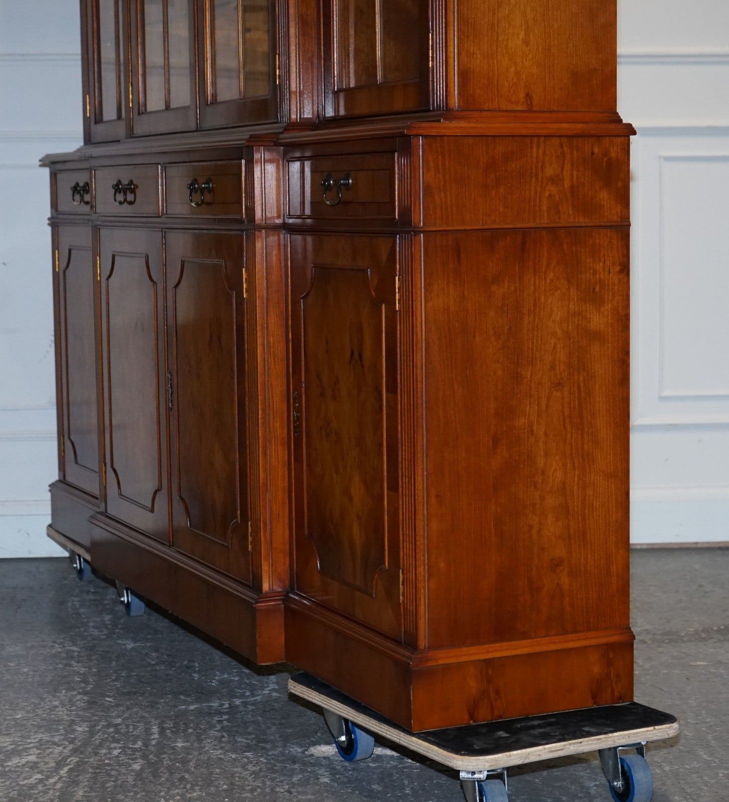 STUNNING GEORGIAN STYLE  BURR YEW BREAKFRONT FOUR DOOR DISPLAY CABINET BOOKCASE
