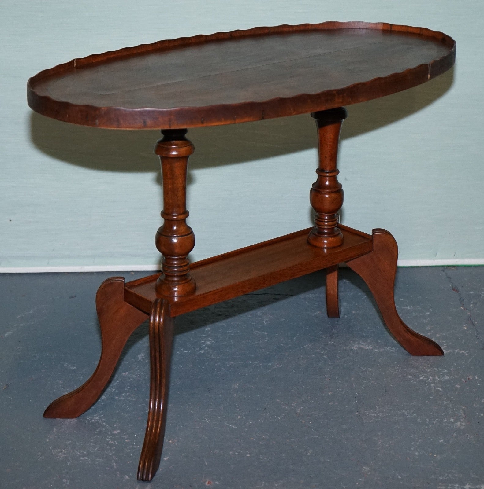 VINTAGE OVAL SCALLOPED EDGE OCCASIONAL SIDE TABLE