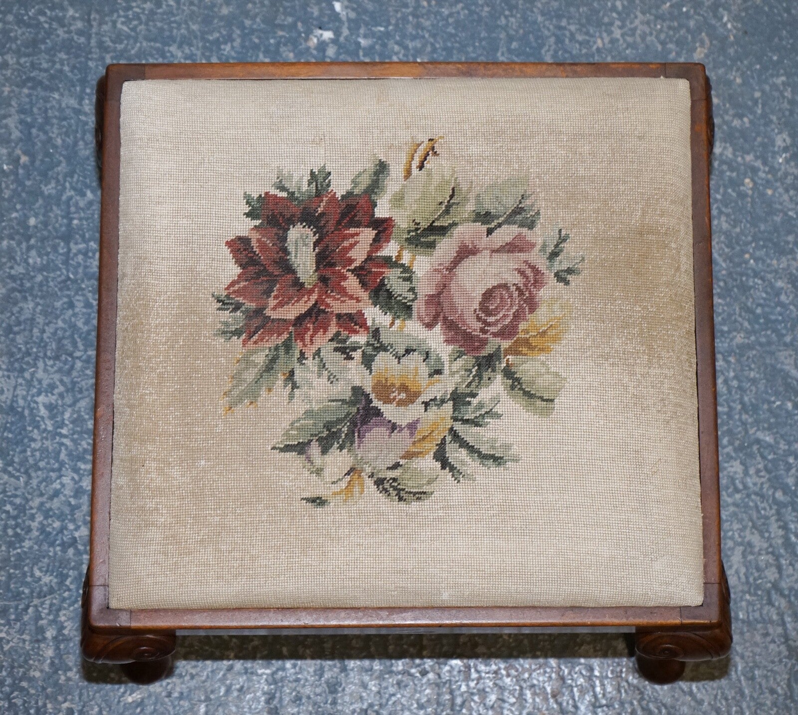 LOVELY DECORATIVE VICTORIAN HAND CARVED QUEEN ANNE LEGS PIANO STOOL