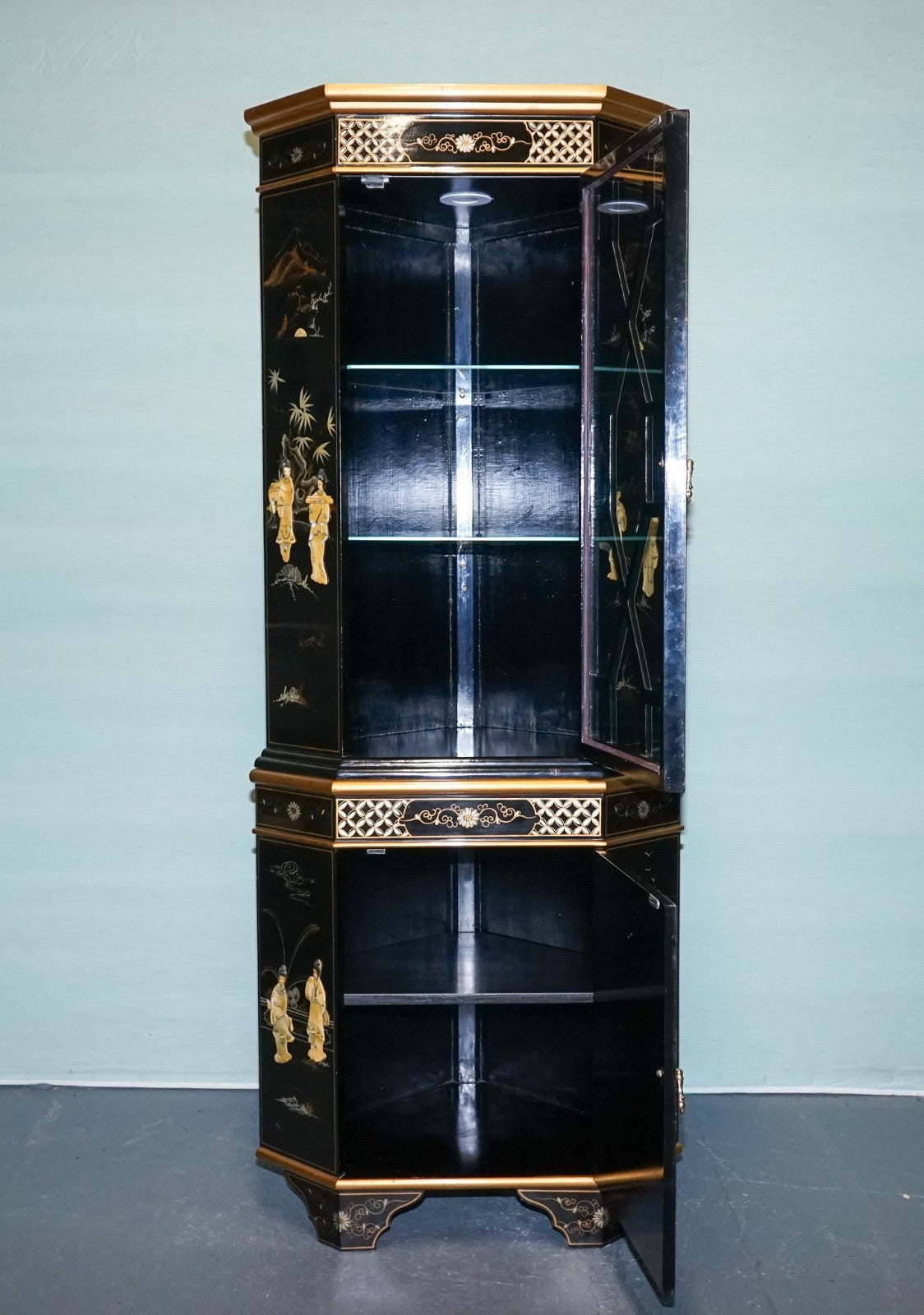ELEGANT VINTAGE BLACK LACQUERED CORNER CABINET MOTHER PEARL & GILT INLAY