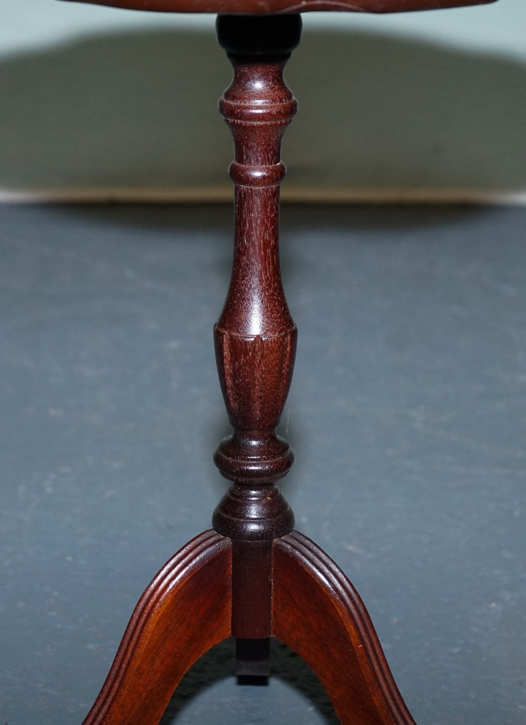 VINTAGE GEORGIAN STYLE TRIPOD WINE TABLE WITH SCALLOPED EDGE & LEATHER INSET TOP