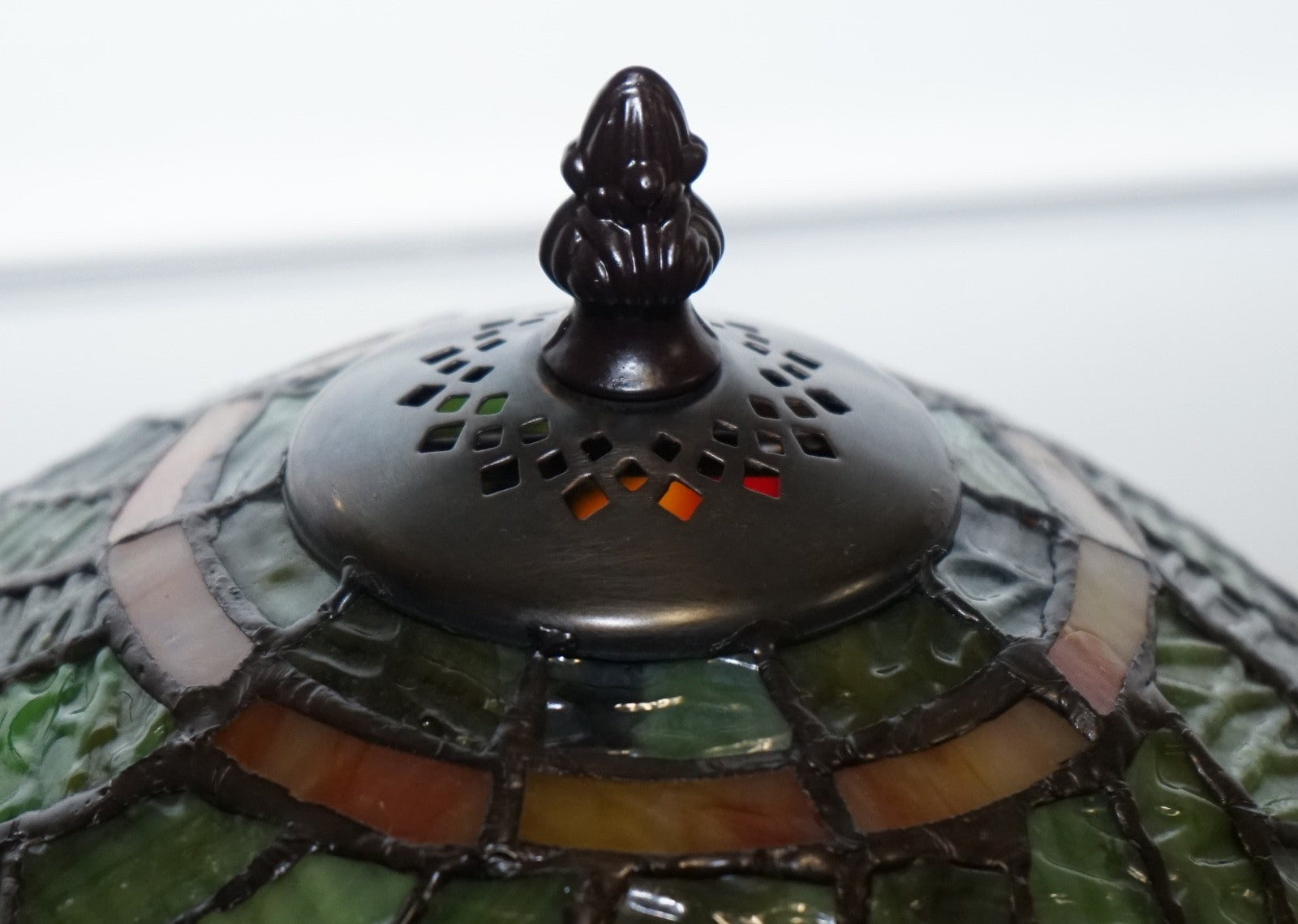 VINTAGE TIFFANY STYLE STAINED COLOURFUL GLASS WITH DRAGONFLY TABLE LAMP