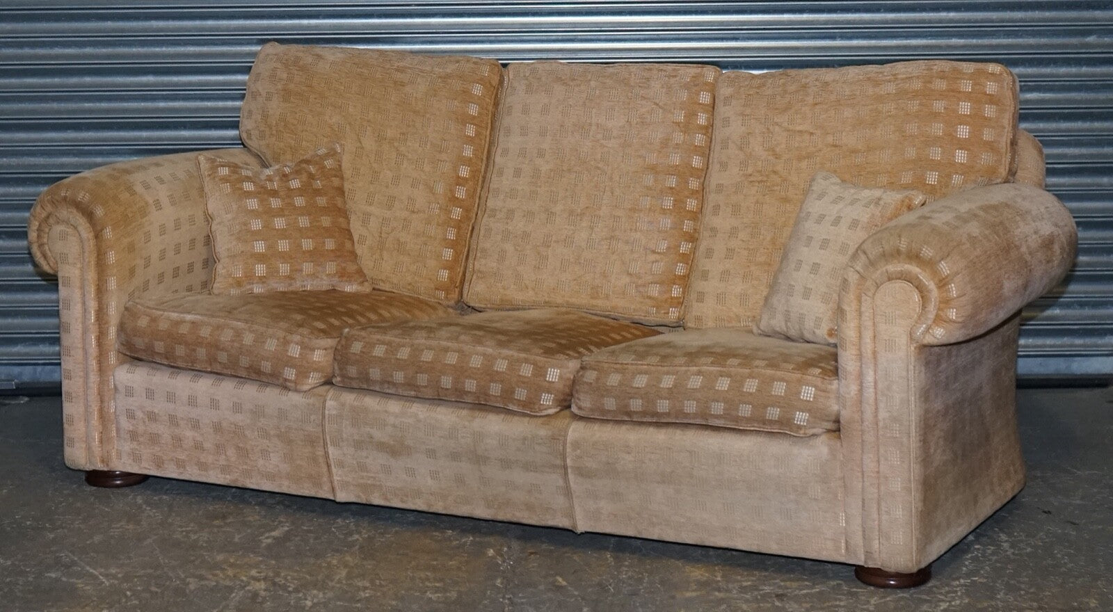 STUNNING DURESTA THREE SEATER WALDORF SOFA IN GOLD CHECKERED FABRIC