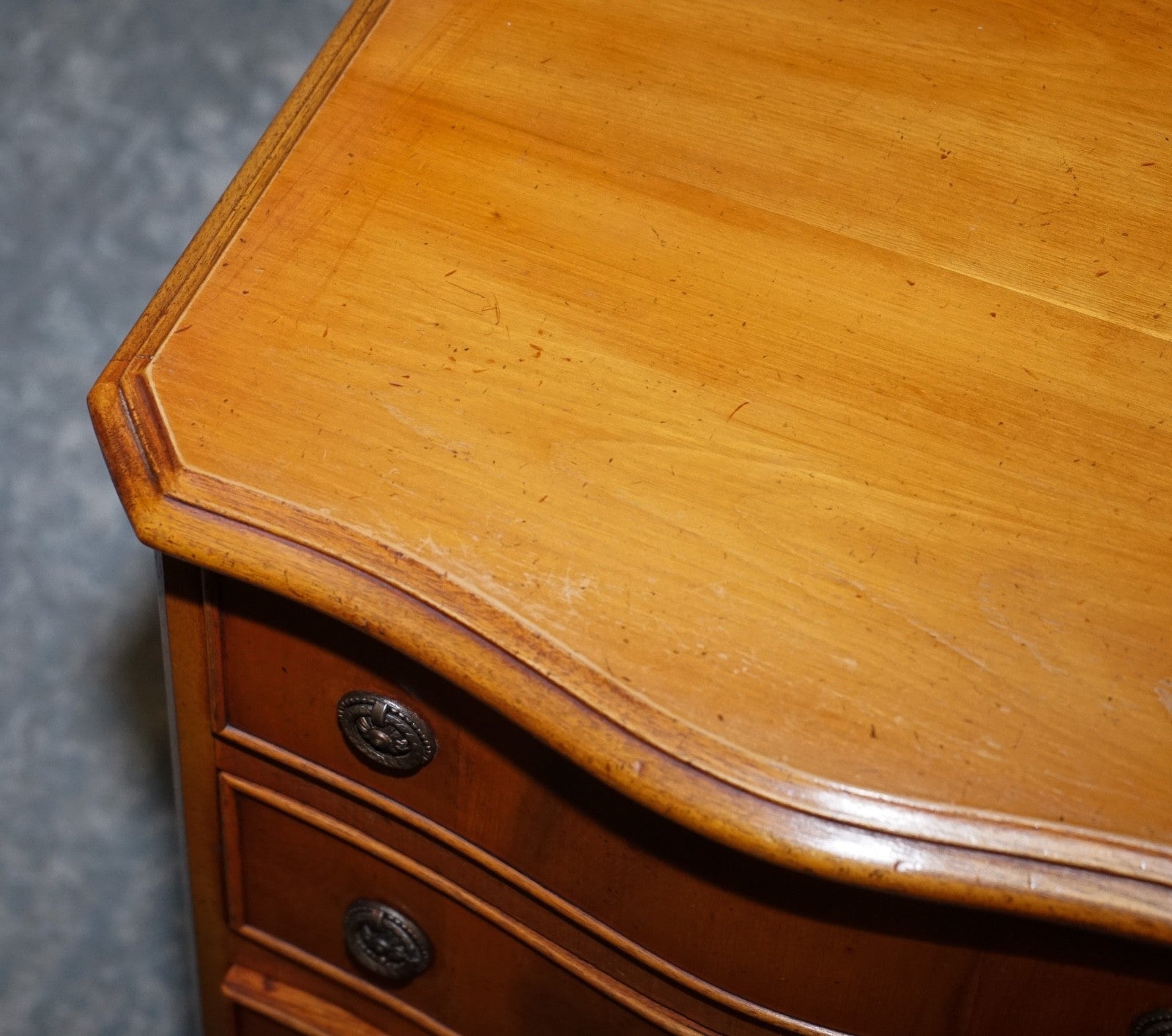 COMPACT SERPENTINE FRONT PAIR OF GEORGIAN STYLE YEW WOOD BEDSIDE NiGHTSTANDS