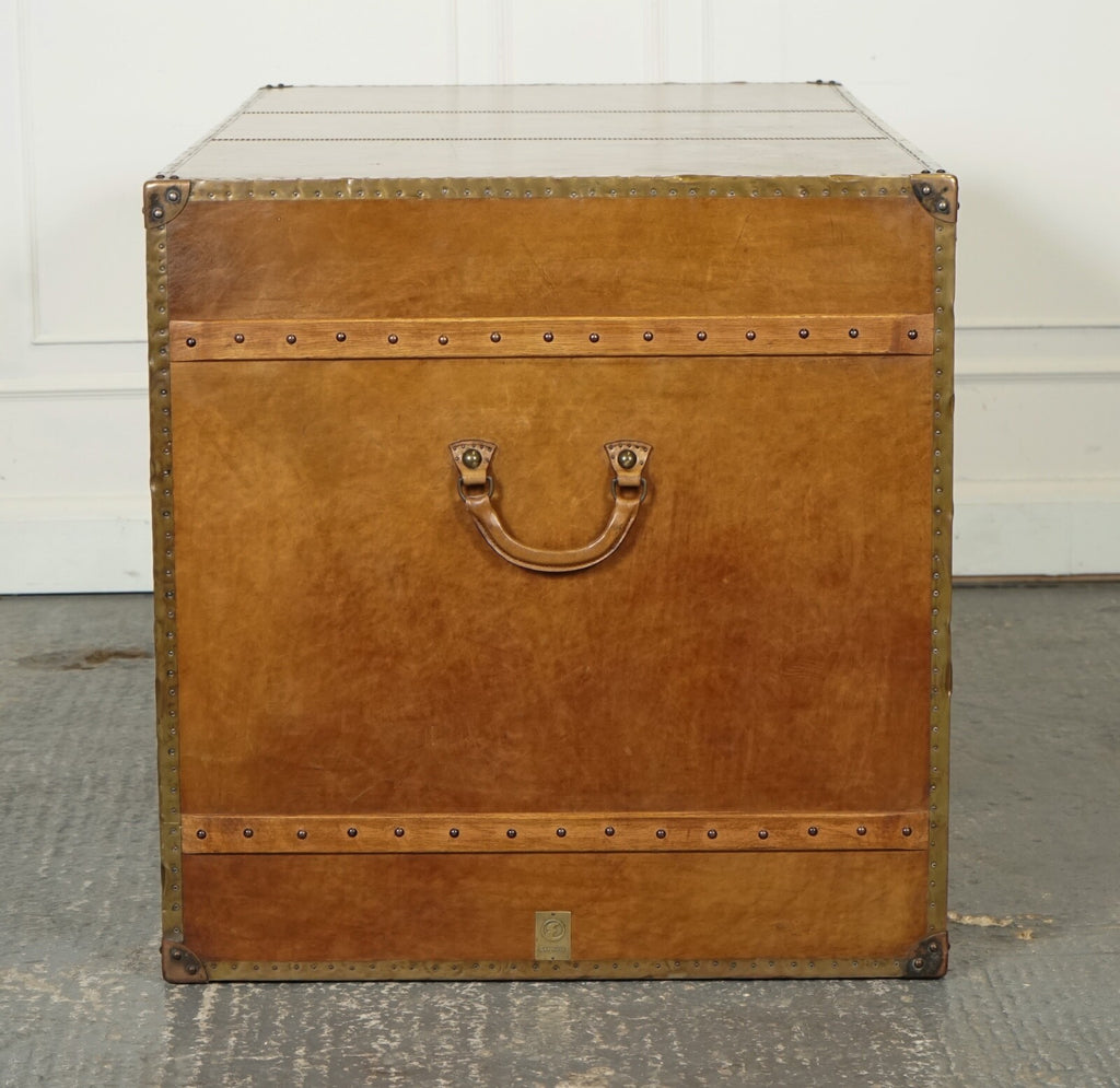 ABSOLUTELY STUNNING VINTAGE FULL LEATHER DESK WITH THREE DRAWERS MADE BY ESQUIRE