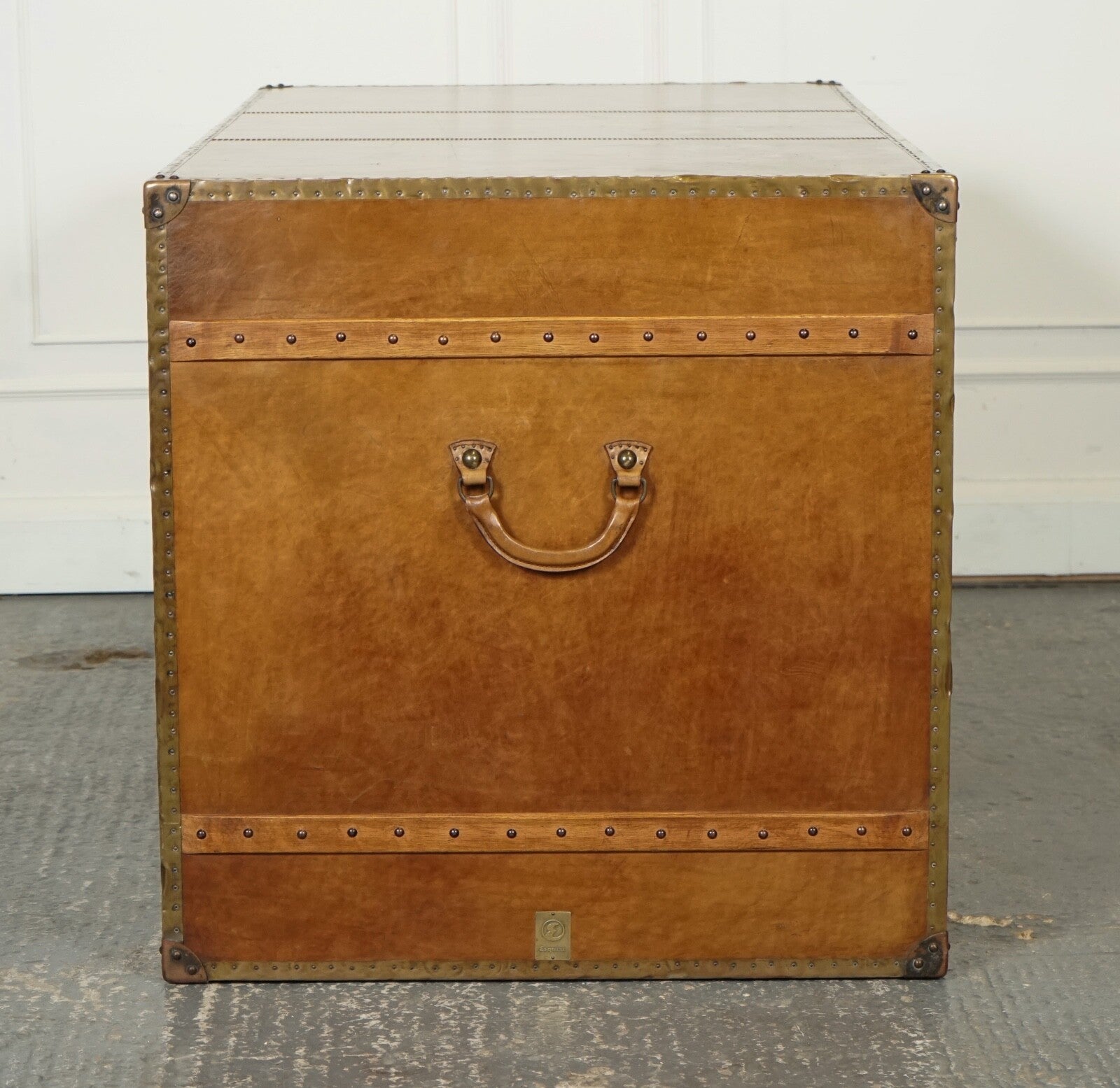 ABSOLUTELY STUNNING VINTAGE FULL LEATHER DESK WITH THREE DRAWERS MADE BY ESQUIRE