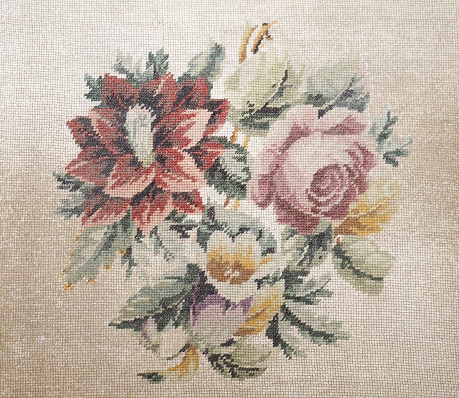 LOVELY DECORATIVE VICTORIAN HAND CARVED QUEEN ANNE LEGS PIANO STOOL