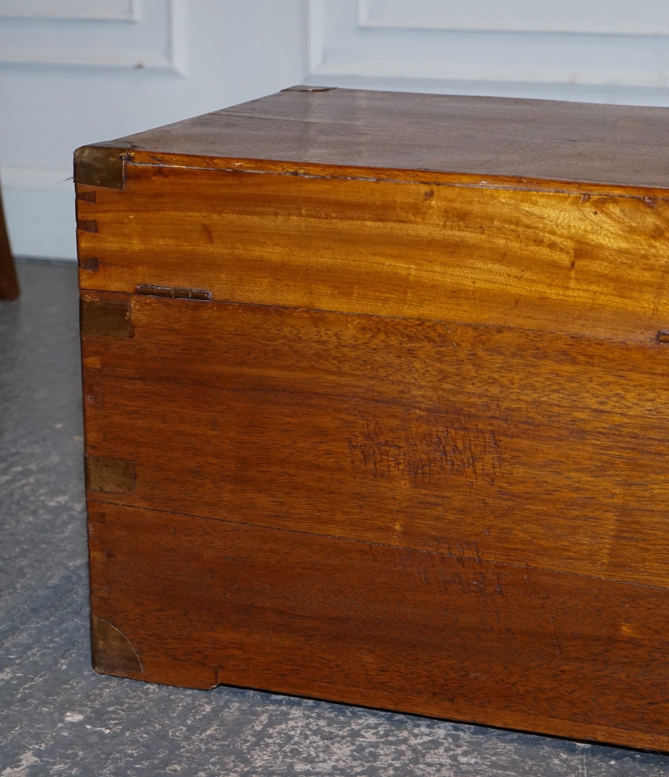 19TH CENTURY ENGLISH ANTIQUE FULLY RESTORED CAMPHOR WOOD CHEST STORAGE TRUNK