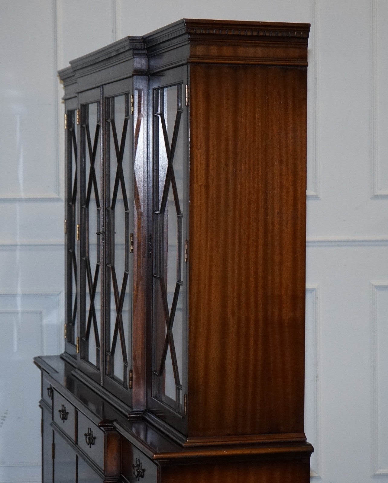 STUNNING GEORGIAN STYLE BREAKFRONT FOUR DOOR DISPLAY CABiNET BOOKCASE