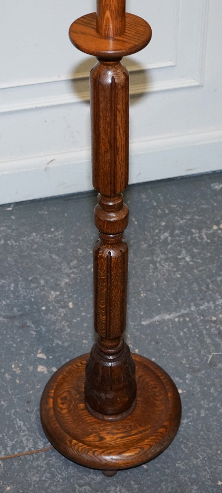 ANTIQUE CIRCA 1910 SOLID OAK STANDARD FLOOR LAMP WITH ROUND BASE
