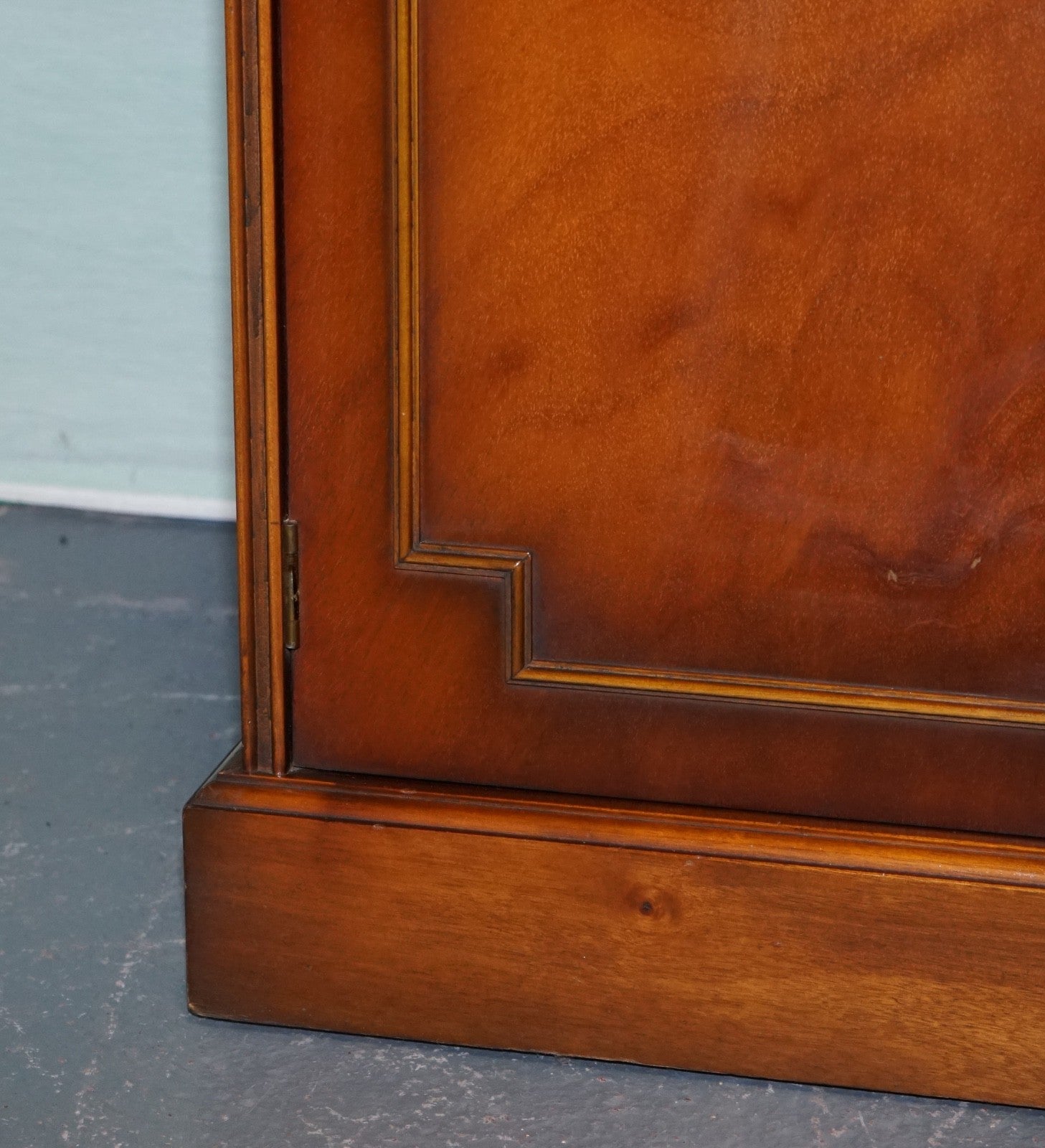 ENGLISH TRADITIONAL BRADLEY DISPLAY CABINET BOOKCASE WITH SHELVES AND CUPBOARD