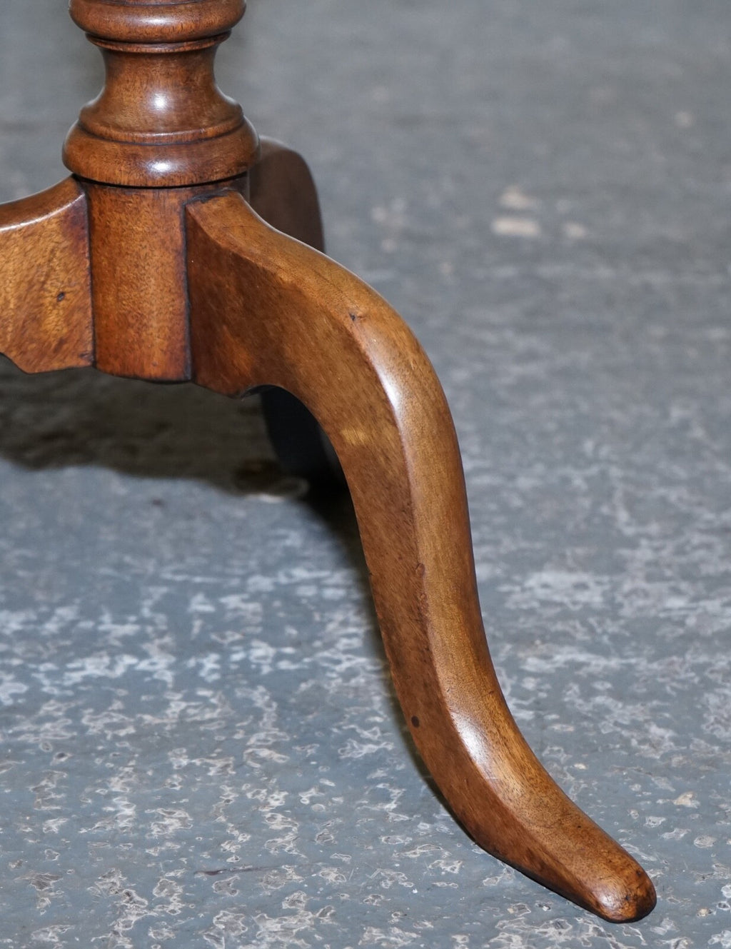 ANTIQUE WALNUT PIE CRUST WINE LAMP END SIDE OCCASIONAL TABLE WITH LOTS OF PATINA