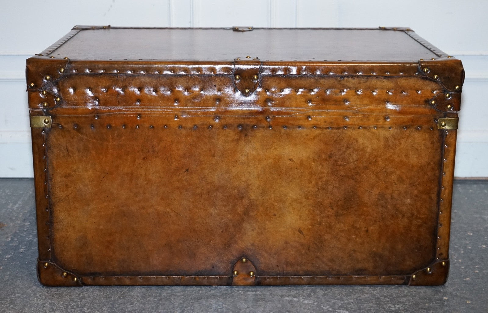 VINTAGE HAND DYED BROWN LEATHER LOCKABLE STORAGE STEAMER TRUNK COFFEE SIDE TABLE