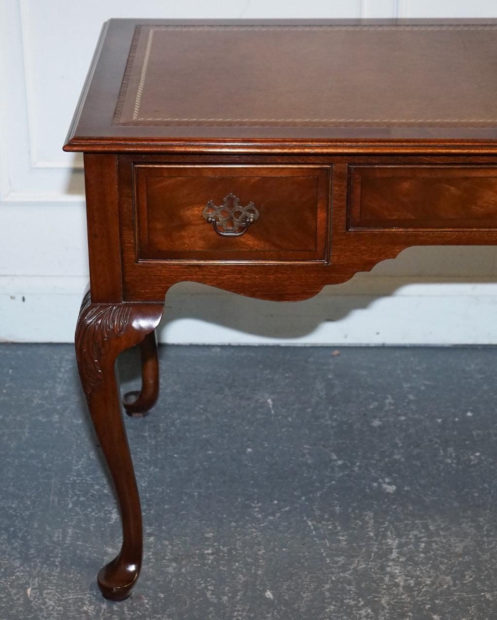 ENGLISH ANTIQUE STYLE WRITING DESK WITH BROWN LEATHER GOLD EMBOSSED TOP