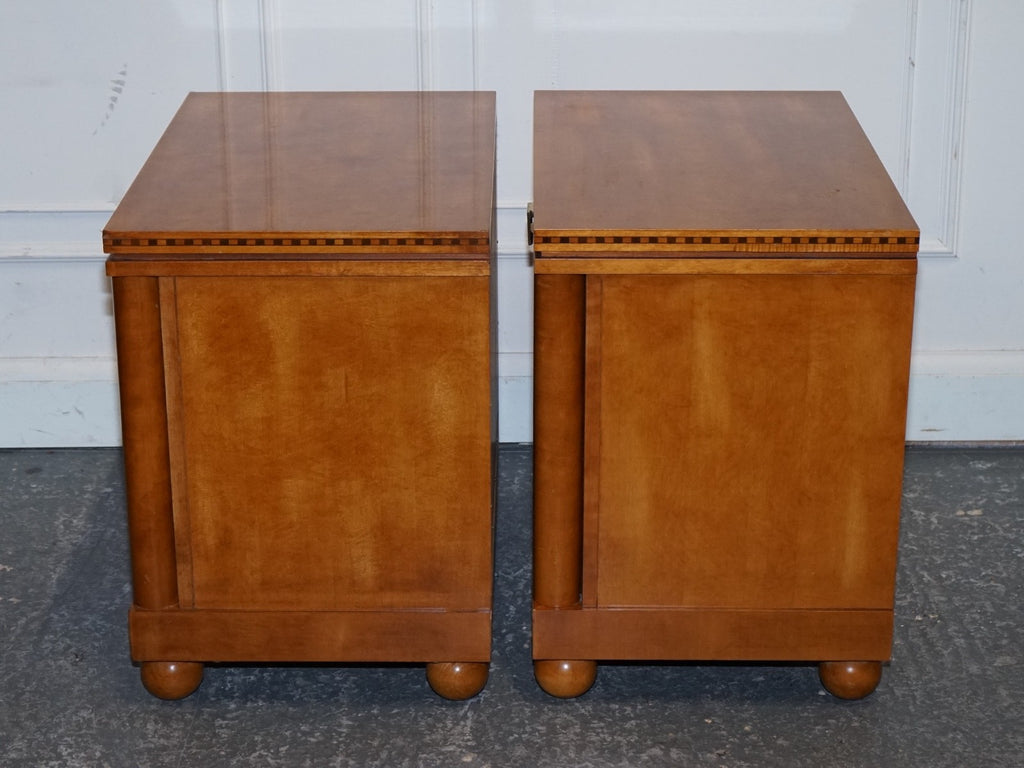PAIR OF AMERICAN HICKORY WHITE GENESIS BIEDERMEIER NIGHTSTANDS BEDSIDE TABLES