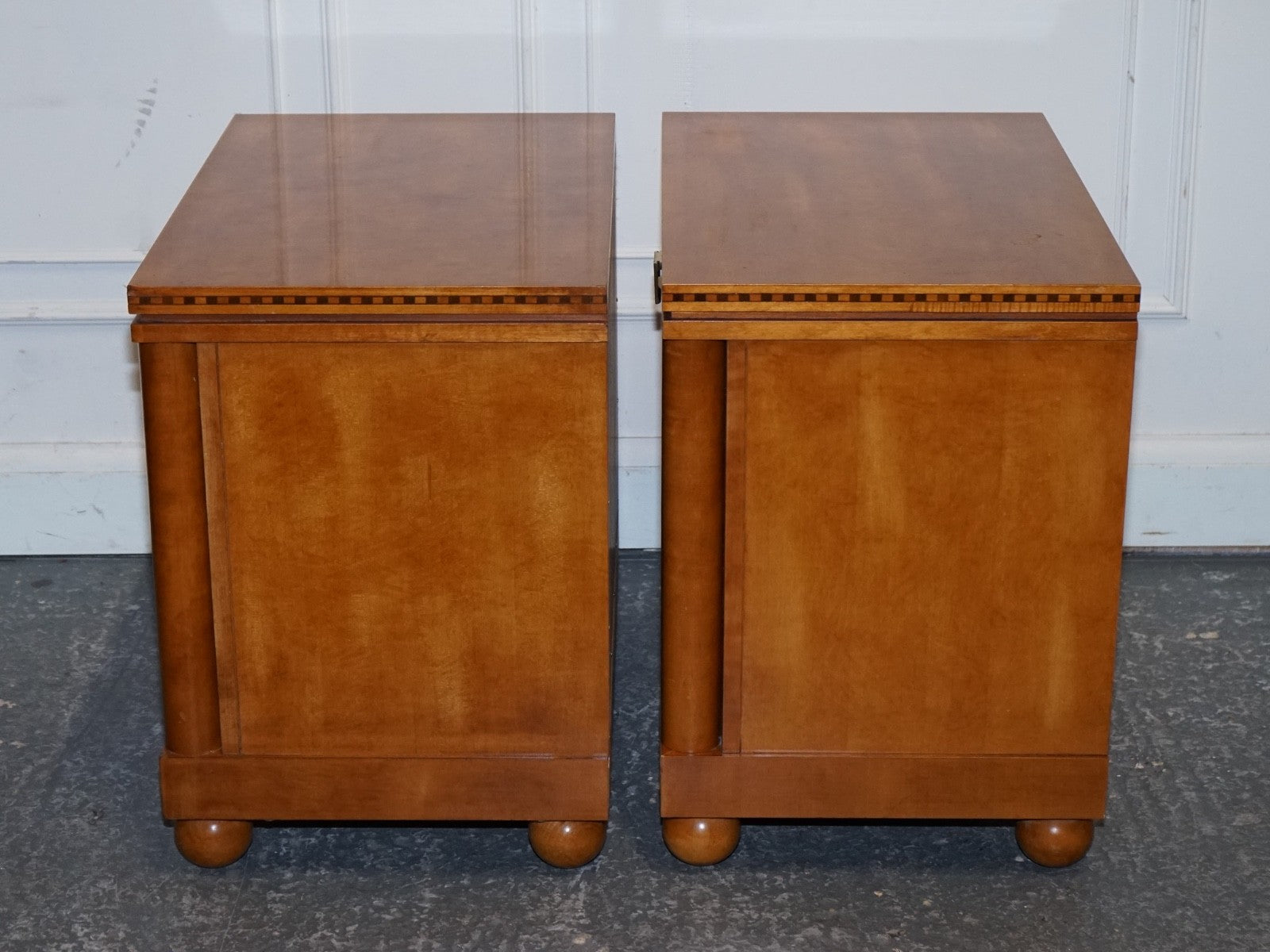 PAIR OF AMERICAN HICKORY WHITE GENESIS BIEDERMEIER NIGHTSTANDS BEDSIDE TABLES