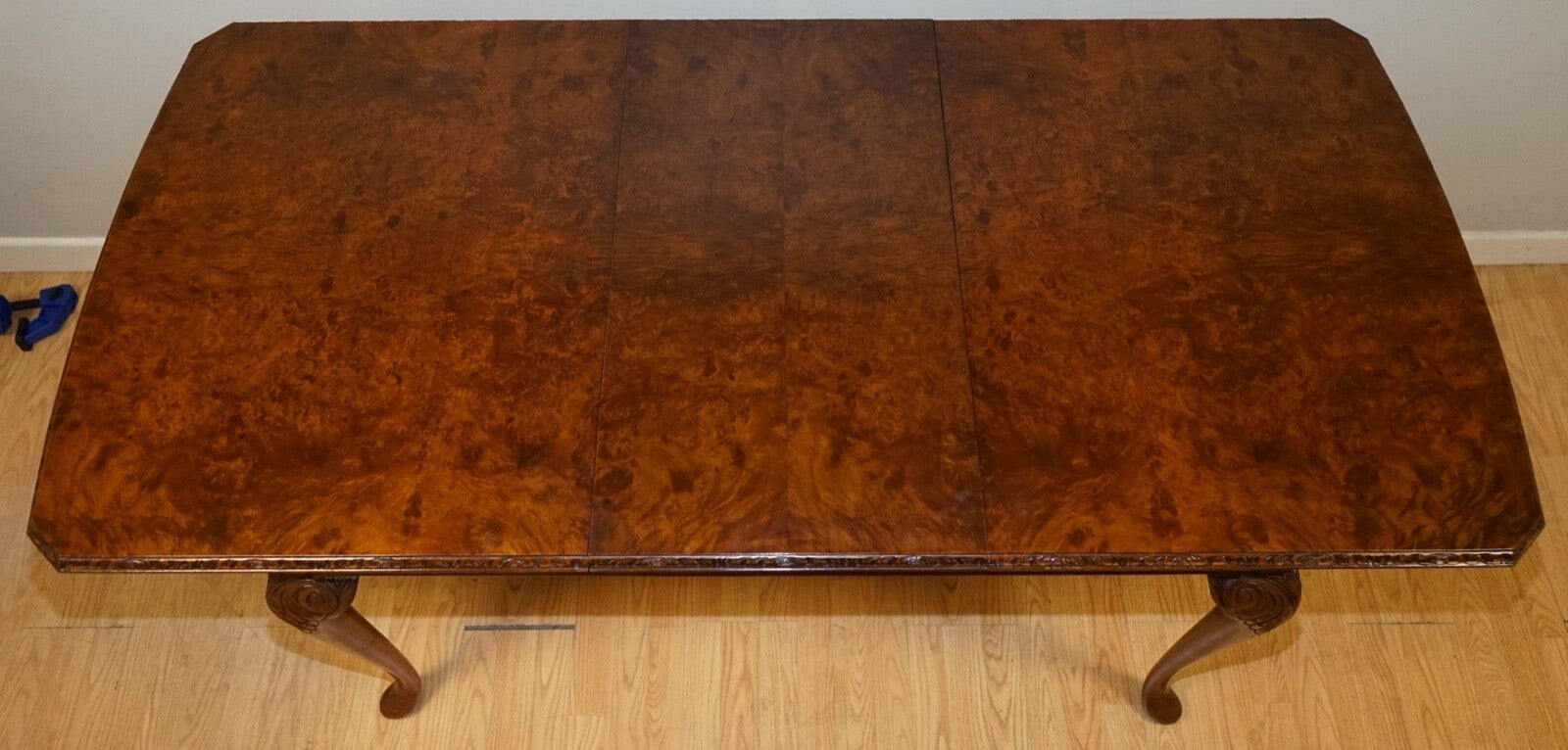 A VERY BEAUTIFUL CIRCA 1930's BURR WALNUT QUEEN ANNE CARVED LEGS DINING TABLE