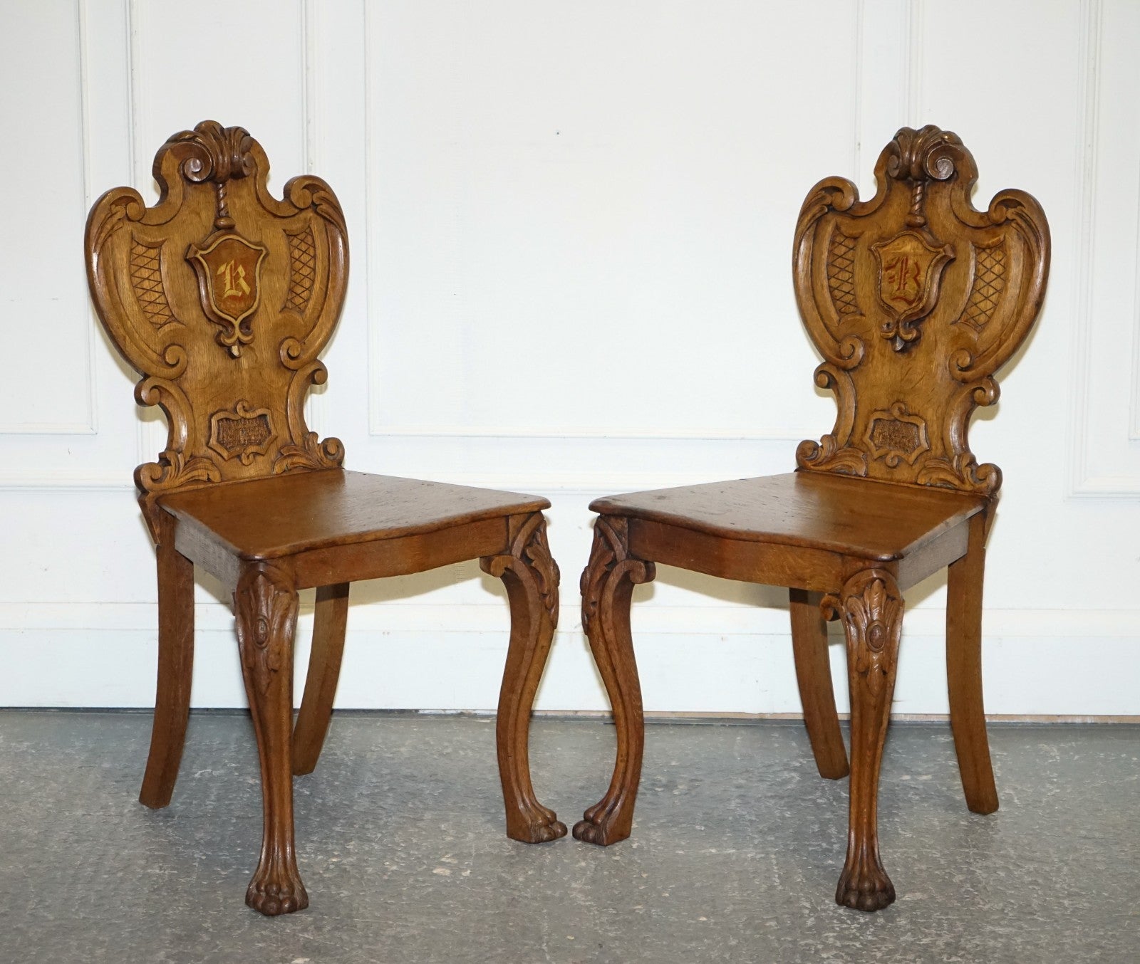 ANTIQUE PAIR OF VICTORIAN SOLID OAK CARVED HALLWAY CHAIRS WITH LION PAW FEET