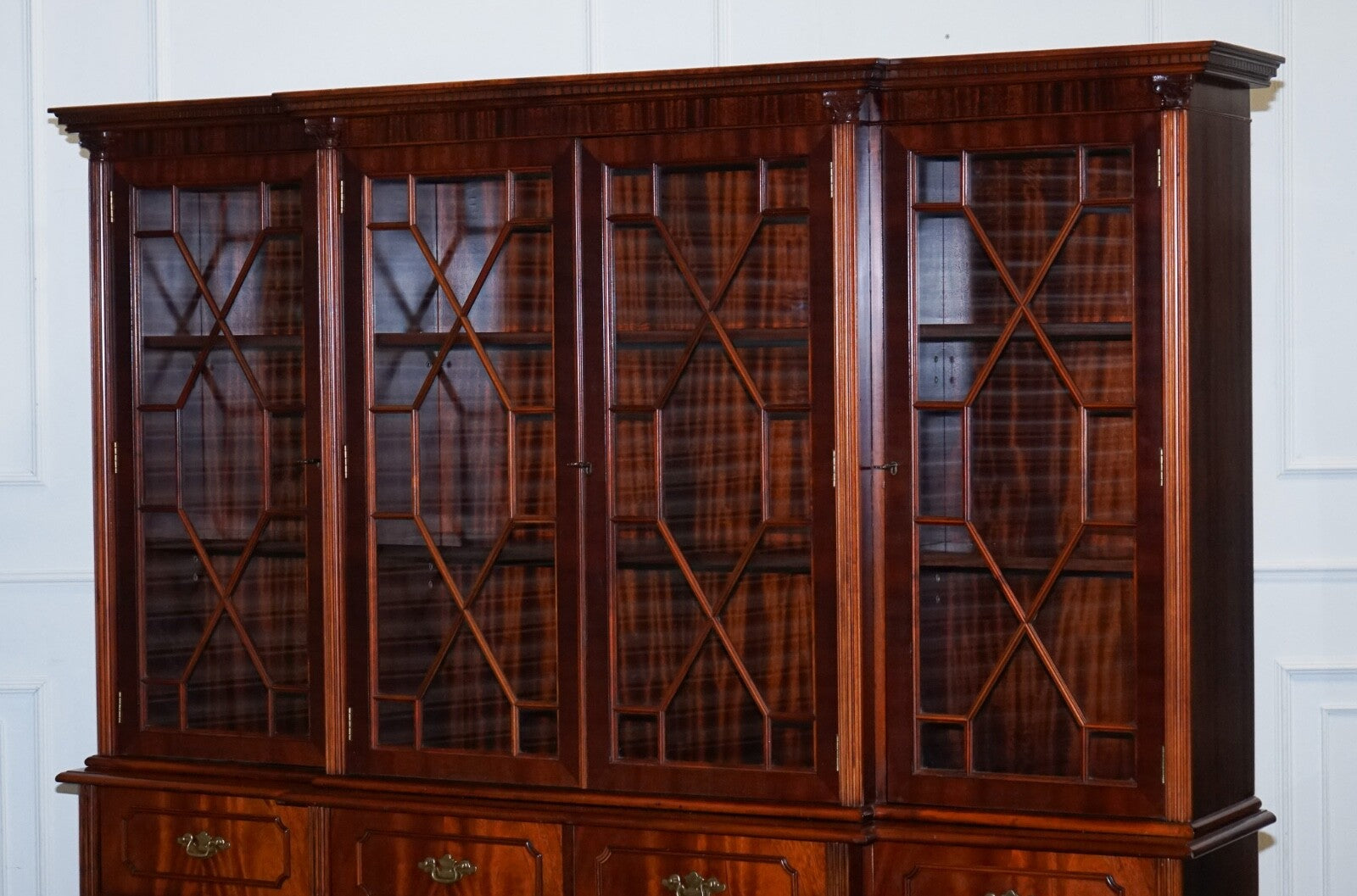 VINTAGE GEORGIAN STYLE FLAMED HARDWOOD BREAKFRONT DISPLAY CABiNET BOOKCASE