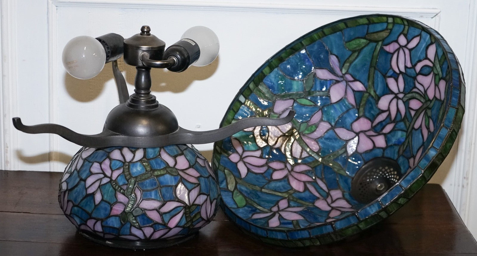 TIFFANY STYLE STAINED GLASS ART NOUVEAU FLORAL DESIGN WITH ILLUMINATED BASE LAMP