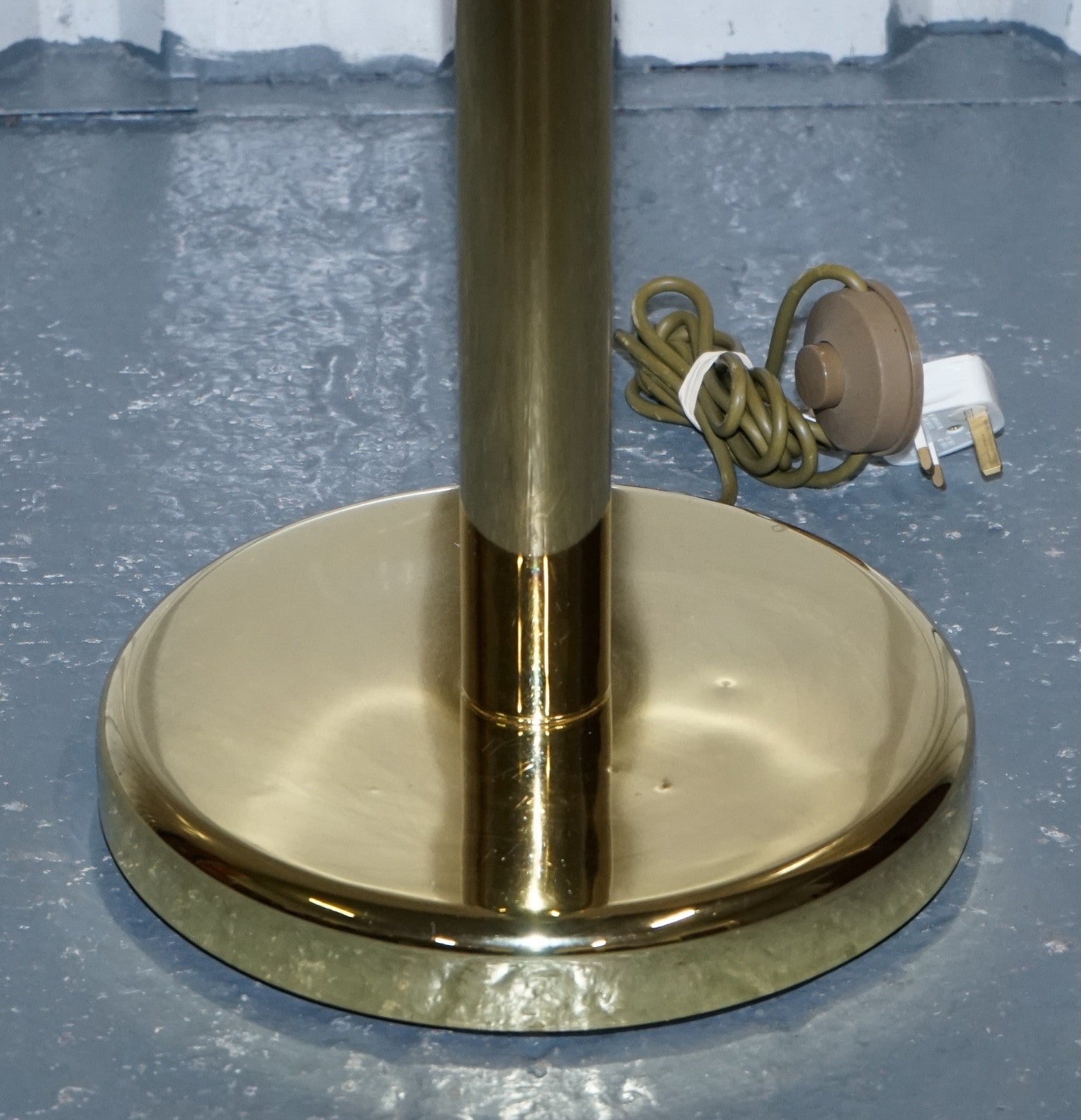 VINTAGE MID CENTRY HOLLYWOOD REGENCY BRASS WHITE TULIP GLASS FLOOR LAMP