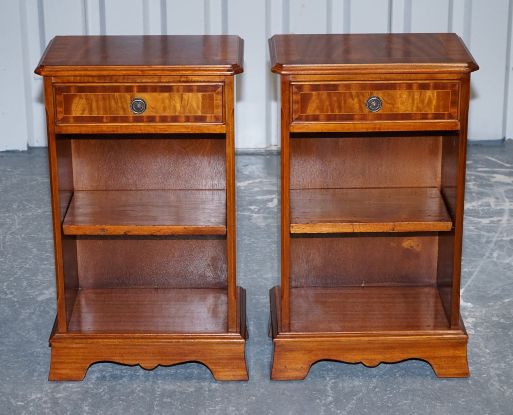 VINTAGE PAIR OF GEORGIAN STYLE WALNUT BEDSIDES NIGHTSTANDS SIDE TABLES