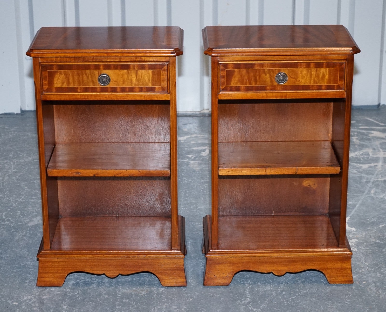 VINTAGE PAIR OF GEORGIAN STYLE WALNUT BEDSIDES NIGHTSTANDS SIDE TABLES