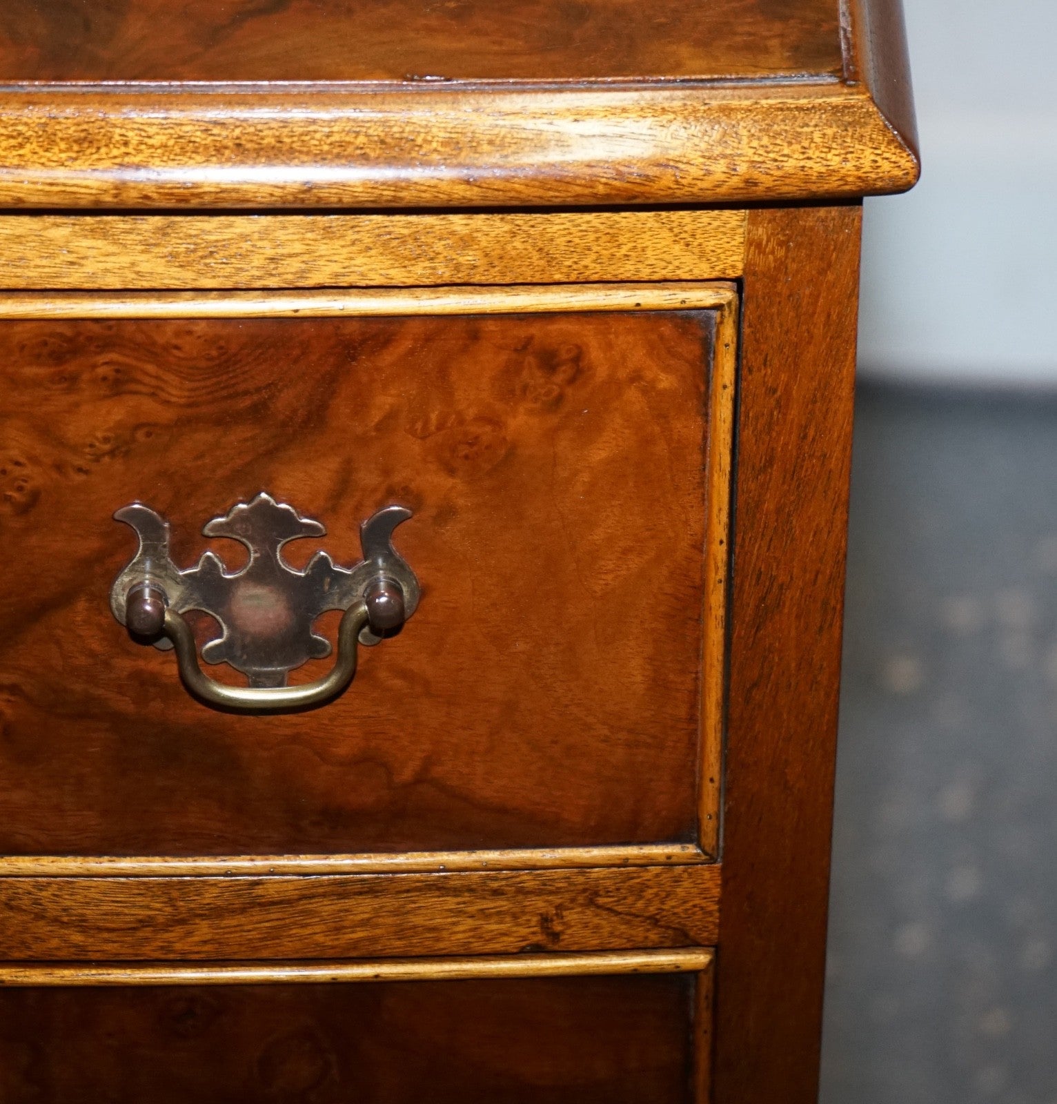 PAIR OF RESTORED BURR WALNUT BEDSIDE NIGHTSTAND CHEST OF DRAWERS
