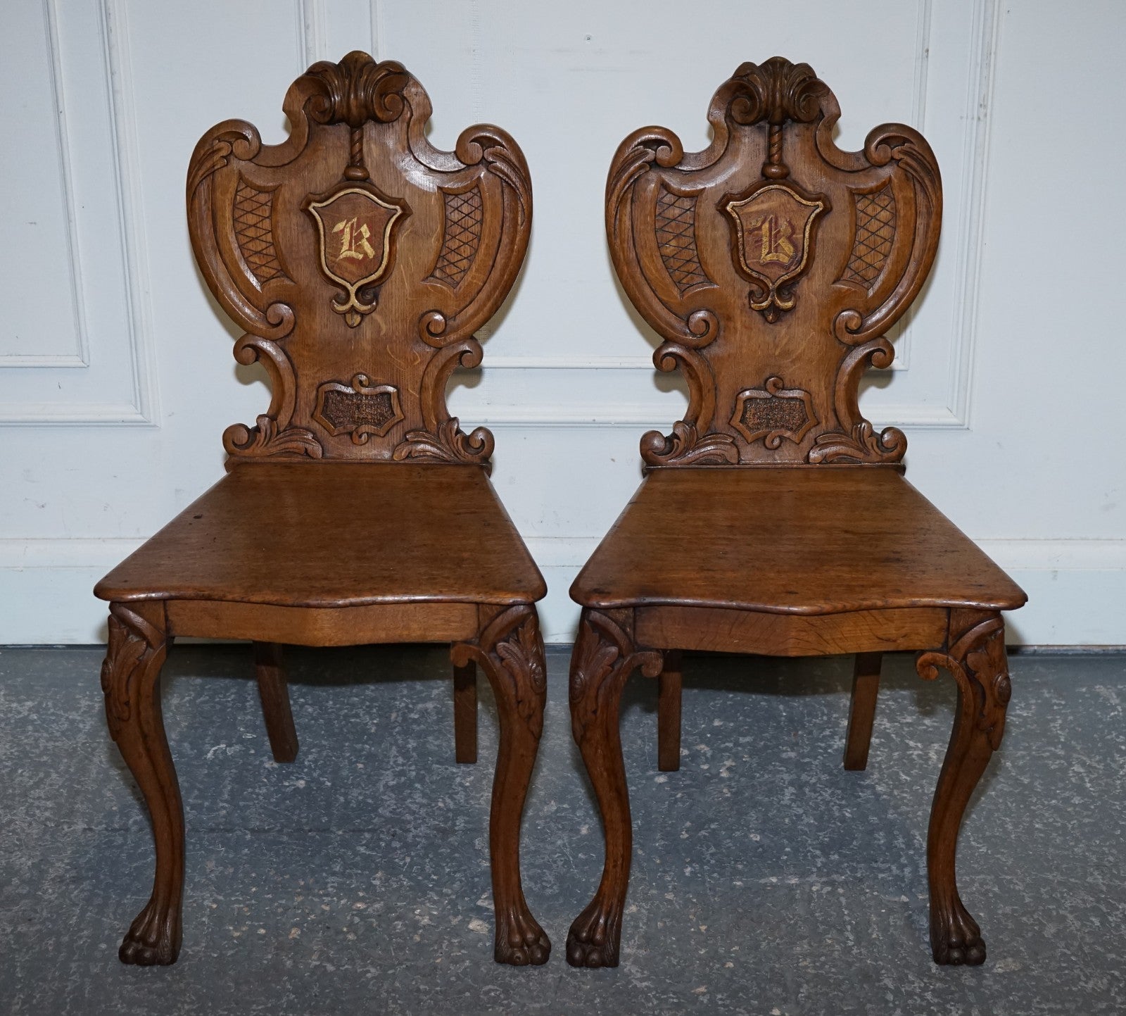 ANTIQUE PAIR OF VICTORIAN SOLID OAK CARVED HALLWAY CHAIRS WITH LION PAW FEET